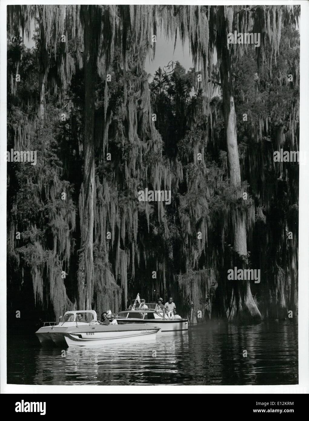 24 février 2012 - La beauté luxuriante de moss-arbres drapés ajoute au plaisir de la navigation de plaisance sur les voies navigables de la Floride. Banque D'Images