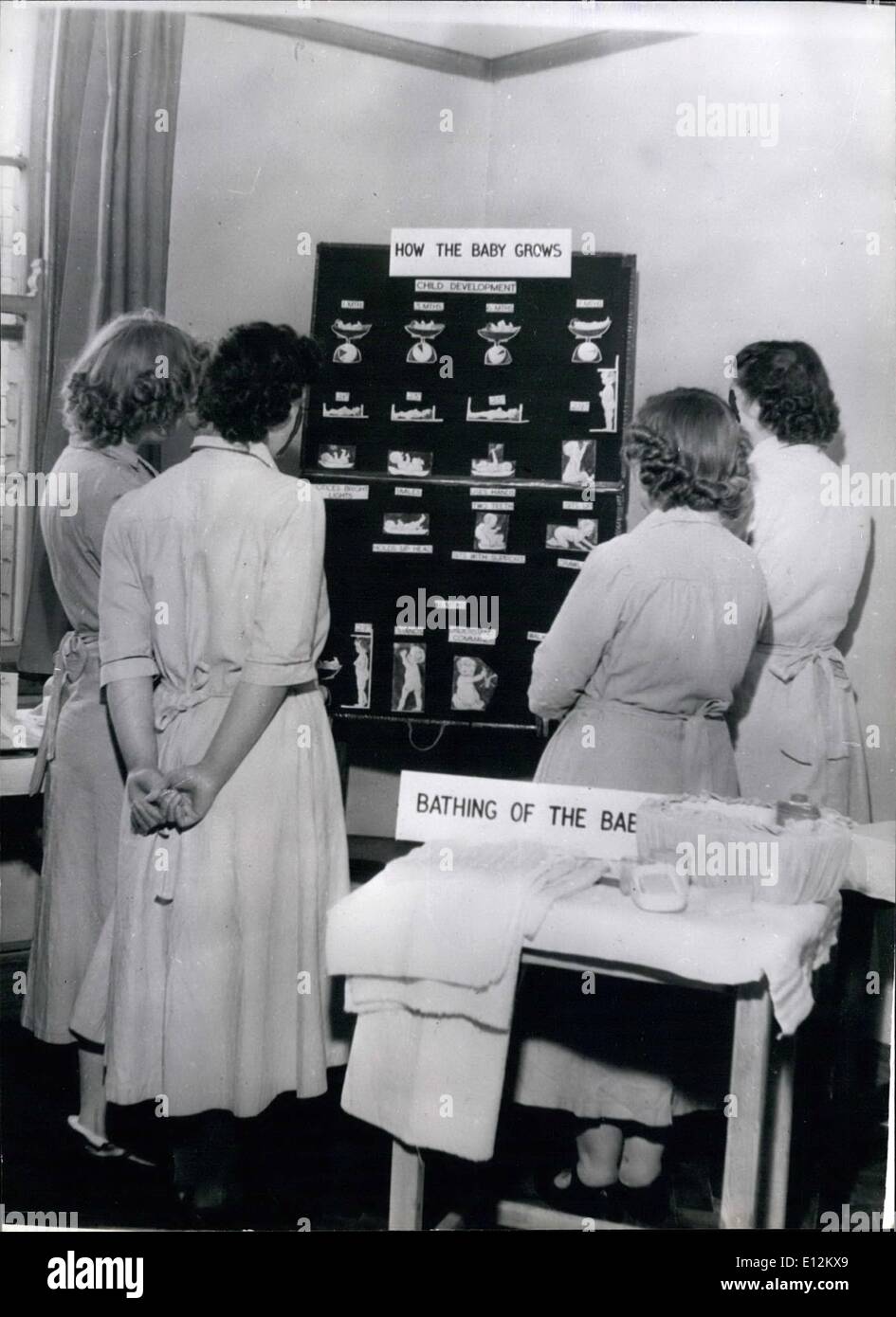 24 février 2012 - Étude des prisonniers le diagramme des dessins illustrant la croissance et le développement de l'enfant, dont on espère qu'ils permettront d'étudier et d'apprendre de leur compte quand ils sortent de prison. Banque D'Images