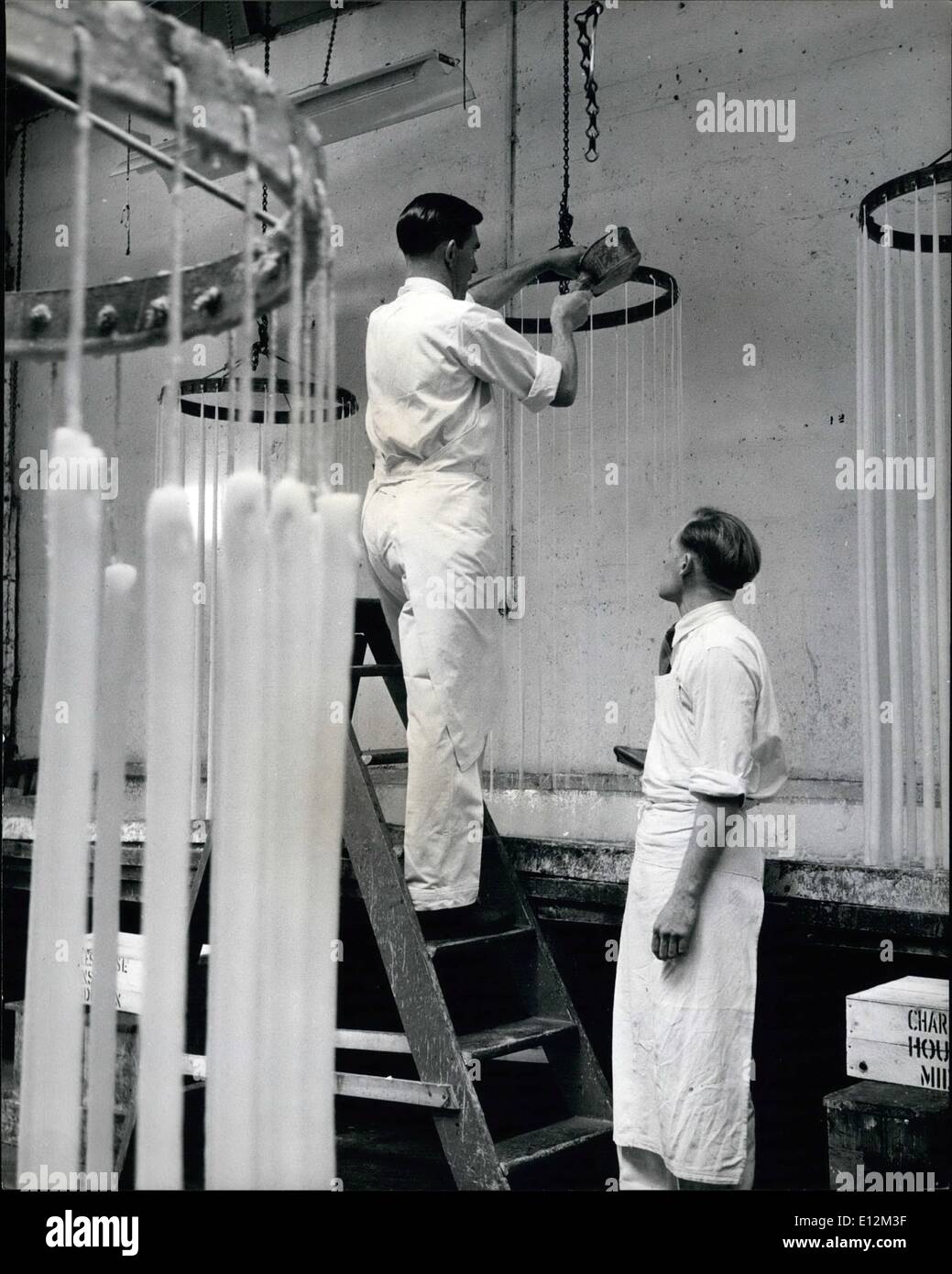 24 février 2012 - fabricant de bougie, M. Ben Robinson verse la cire à une préparation sur les mèches qui pendent à partir d'un support circulaire en métal, M. Robinson a été la fabrication de bougies pour événements royaux pendant 28 ans.. Rendre les bougies pour la cérémonie du Couronnement : Les bougies qui se tiendra sur le modifier dans l'abbaye de Westminster pendant la cérémonie du Couronnement sont maintenant effectuées par Charles Farris Ltd., d'Hounslow qui ont été la fabrication de bougies depuis 1845. Le moulage main bougies est M. Benjamin Robinson qui a fait des bougies pour la plupart de la Royal occasion au cours des 28 dernières années, il a été avec l'entreprise Banque D'Images