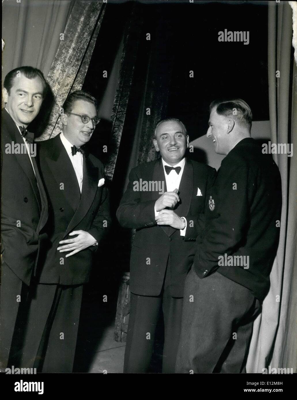 24 février 2012 - Ted Heath après sa 100e session de swing au Palladium : L À R Paul Carpenter, compere , Reg Owen, qui n'organiser les sessions de Swing, Ted Heath lui-même, Frank Lee et des enregistrements Decca Records dept. Banque D'Images