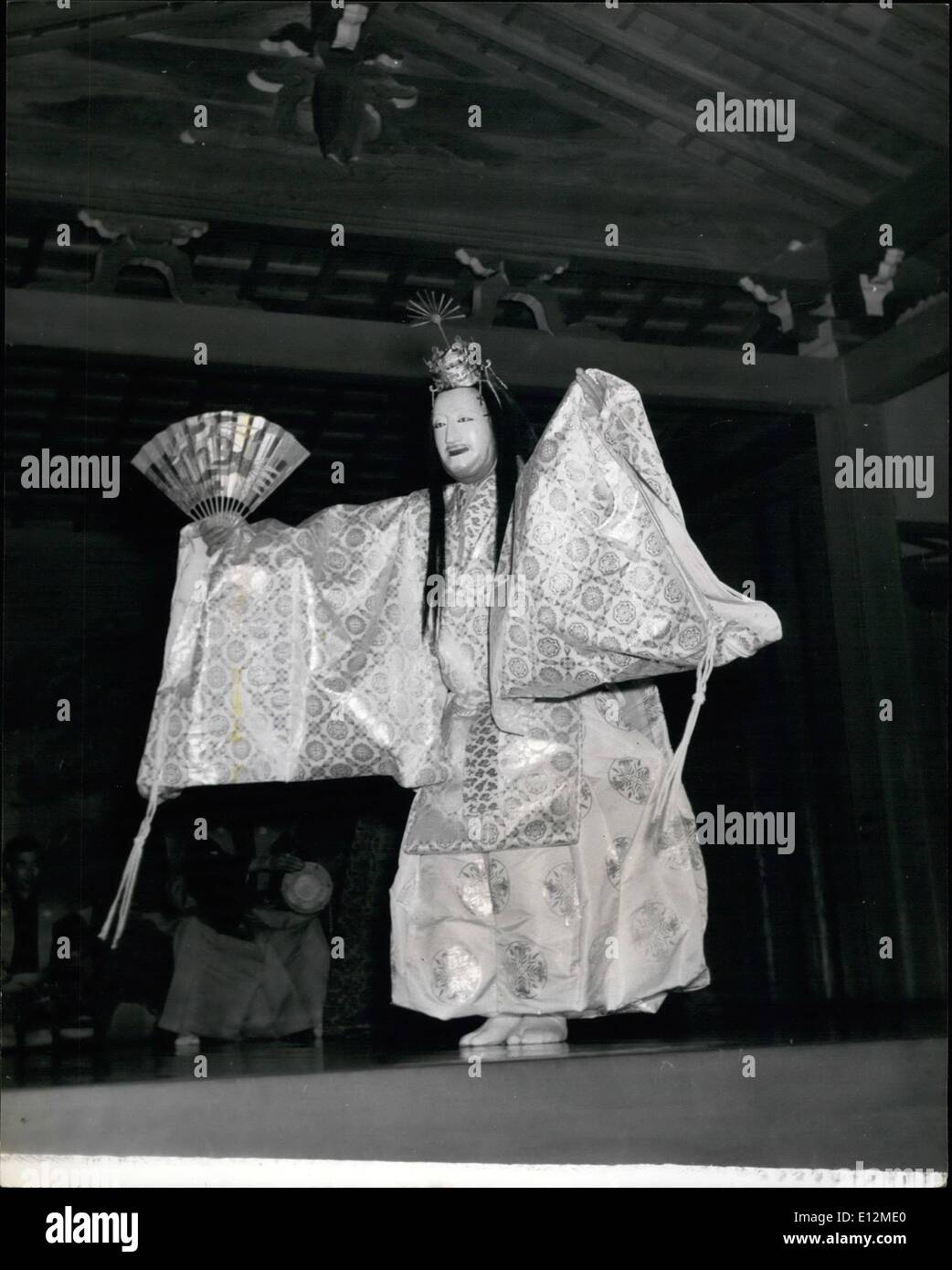 24 février 2012 - la résurrection du Christ - l'objet d'une Danse classique japonais se produit pour la première fois dans l'histoire révolutionnaire : départ pour Tokyo's 500 ans danseurs Noh classique étant rendements cette année. Une danse de 30 minutes illustrant ou symbolisant la résurrection du Christ, prend place dans un décor censé représenter ''Dawn avant le gave de Jésus'' Banque D'Images