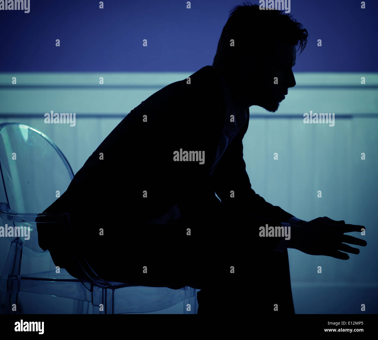 Homme triste choix du président sur la vitre Banque D'Images