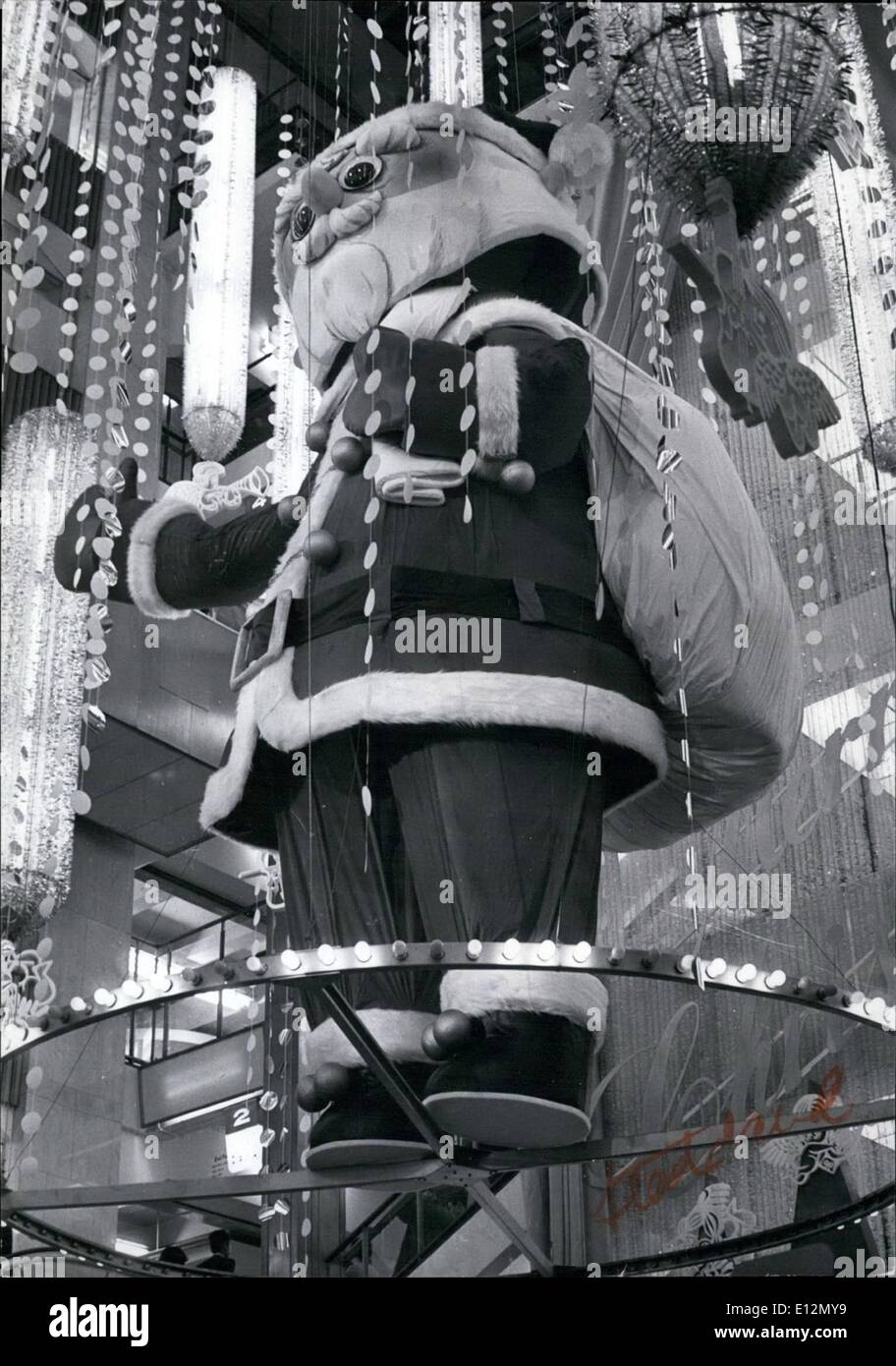 24 février 2012 - Jeux Olympiques de Tokyo se félicite après Noël : Bien que le Japon n'est pas un pays chrétien, ils ont adopté le festival avec beaucoup d'enthousiasme, en particulier les commerçants qui ont pris leurs signes Jeux Olympiques et des décorations, et les ont remplacés par leur Noël s'affiche. Avec les poches des travailleurs s'enflant avec bonus équivalent à deux ans et trois mois de salaire, les commerçants sont heureux. Ce modèle de 18 pieds d'un Père Noël est suspendu au plafond d'un grand magasin à Tokyo. Banque D'Images