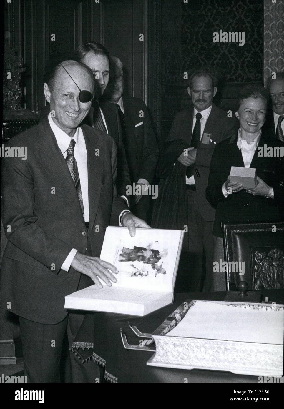 24 février 2012 - Le ministre des affaires étrangères israélien Moshe Dayan en RFA : pour une visite de trois jours, la ministre des affaires étrangères israélien Moshe Dayan est venu à Bonn et Hambourg (1960-1969). Il y a eu une réunion avec le Chancelier fédéral Helmut Schmidt et le ministre de l'économie étrangères Otto Graf Lambsdorff. Thème de la conversation ont été les derniers événements au Proche-Orient, après la visite du président égyptien Anouar el Sadate d'État. Le ministre des affaires étrangères israélien Moshe Dayan a écrit dans le Livre d'or de la ville hanséatique de Hambourg Banque D'Images