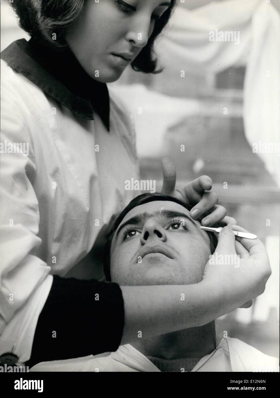 24 février 2012 - Rome, novembre 1965. Un salon de beauté pour hommes seulement a été ouverte à Rome. Tout homme entre dans le salon, après un traitement complet, il est restauré. Et avec un faible coût l'homme a tous. OPS : Un esthetist expert enlève les poils superflus. Banque D'Images