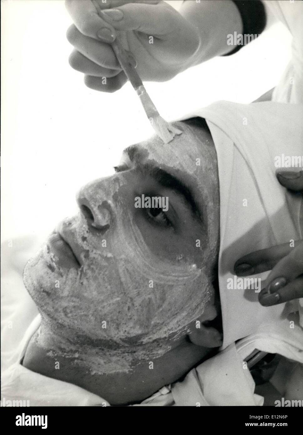 24 février 2012 - Rome, novembre 1965. Un salon de beauté pour hommes seulement a été ouverte à Rome. Tout homme entre dans le salon, après un traitement complet, il est restauré. Et avec un faible coût l'homme a tous. OPS : l'application d'une crème pour les soins de la peau. Banque D'Images