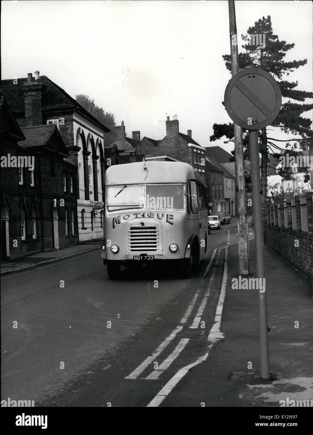 24 février 2012 - Motique - la boutique sur roues sur sa façon d'un village vert pour afficher les articles. Banque D'Images