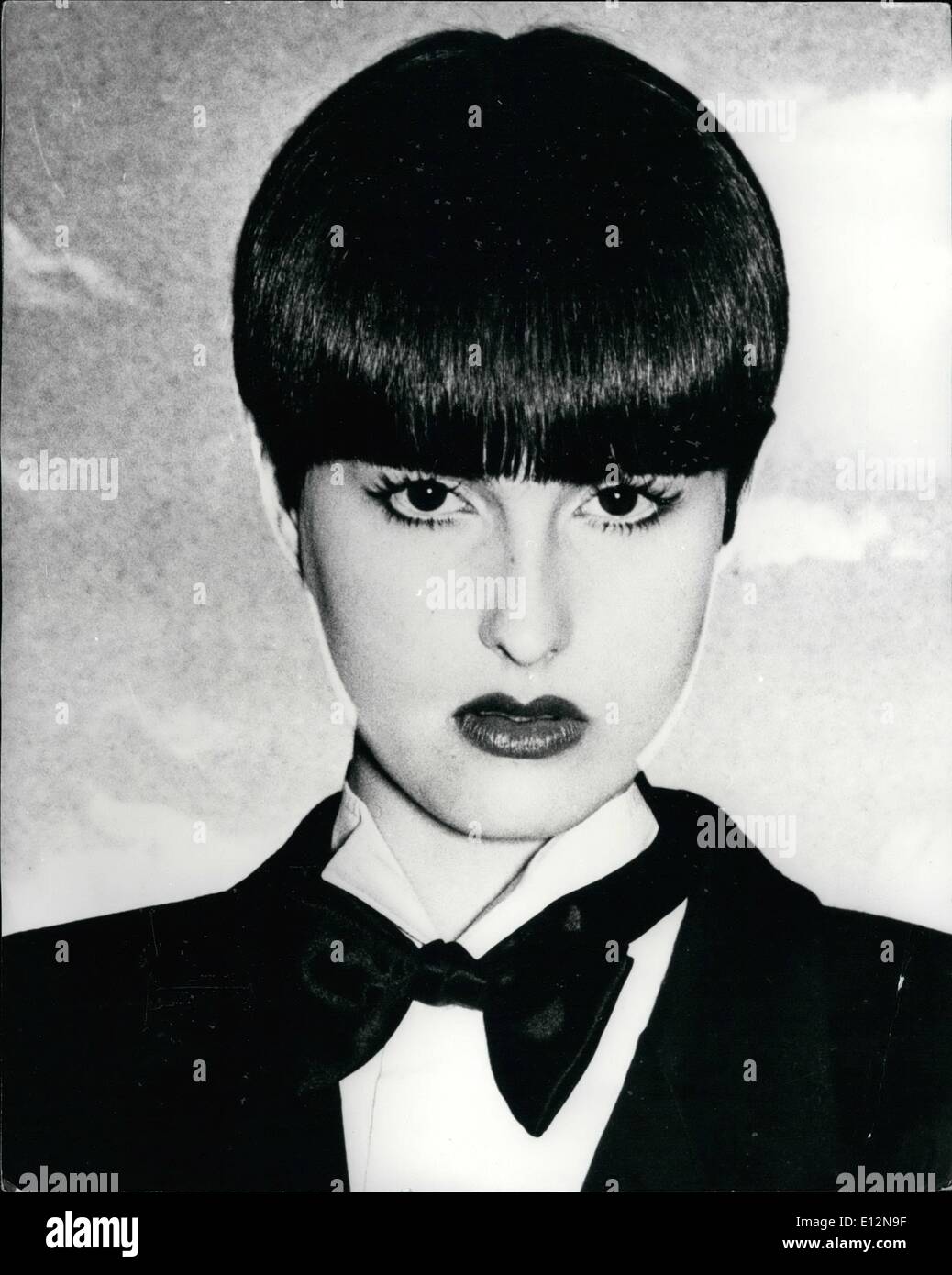 24 février 2012 - Coupe d'oursins pour les années 80 : Ce mode de cheveux style oursin est ce que Jean-Marc, le coiffeur de Paris espère que les filles des années 1980. Banque D'Images