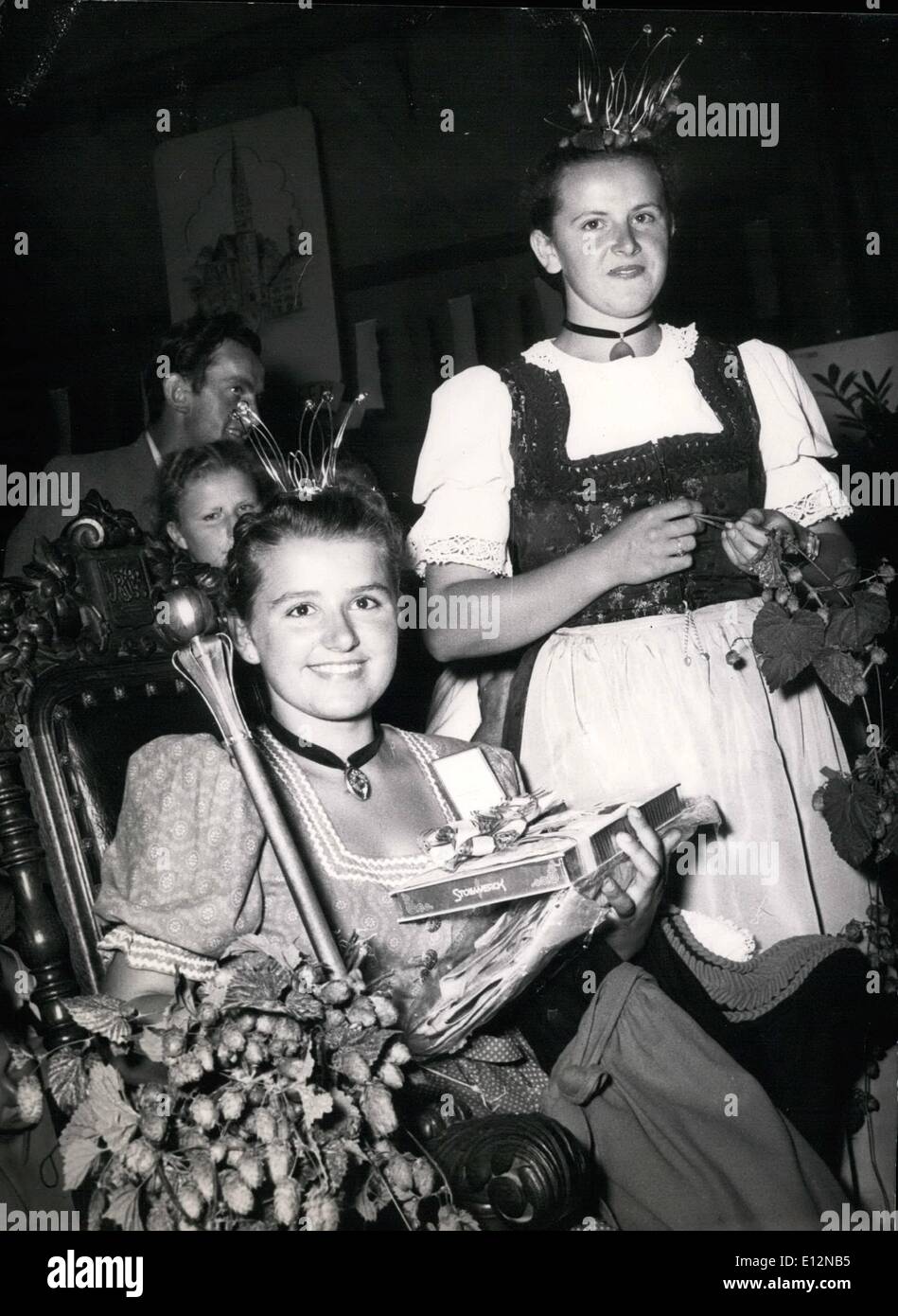 24 février 2012 - L'Allemand hop-reine - a été élu en Wolnzach (Hallertau district). Seules les filles de hop-semoirs ont été admis à participer aux élections, mais ils devaient avoir au moins 18 ans. De 19 ans et chanteuse Reserl (à gauche) a gagné la couronne et sceptre qui insignes ont été remis à l'an dernier par son hop-reine Magdalena Meyer (à droite). Photo Keystone, GDH. 14 août, 1953. Banque D'Images