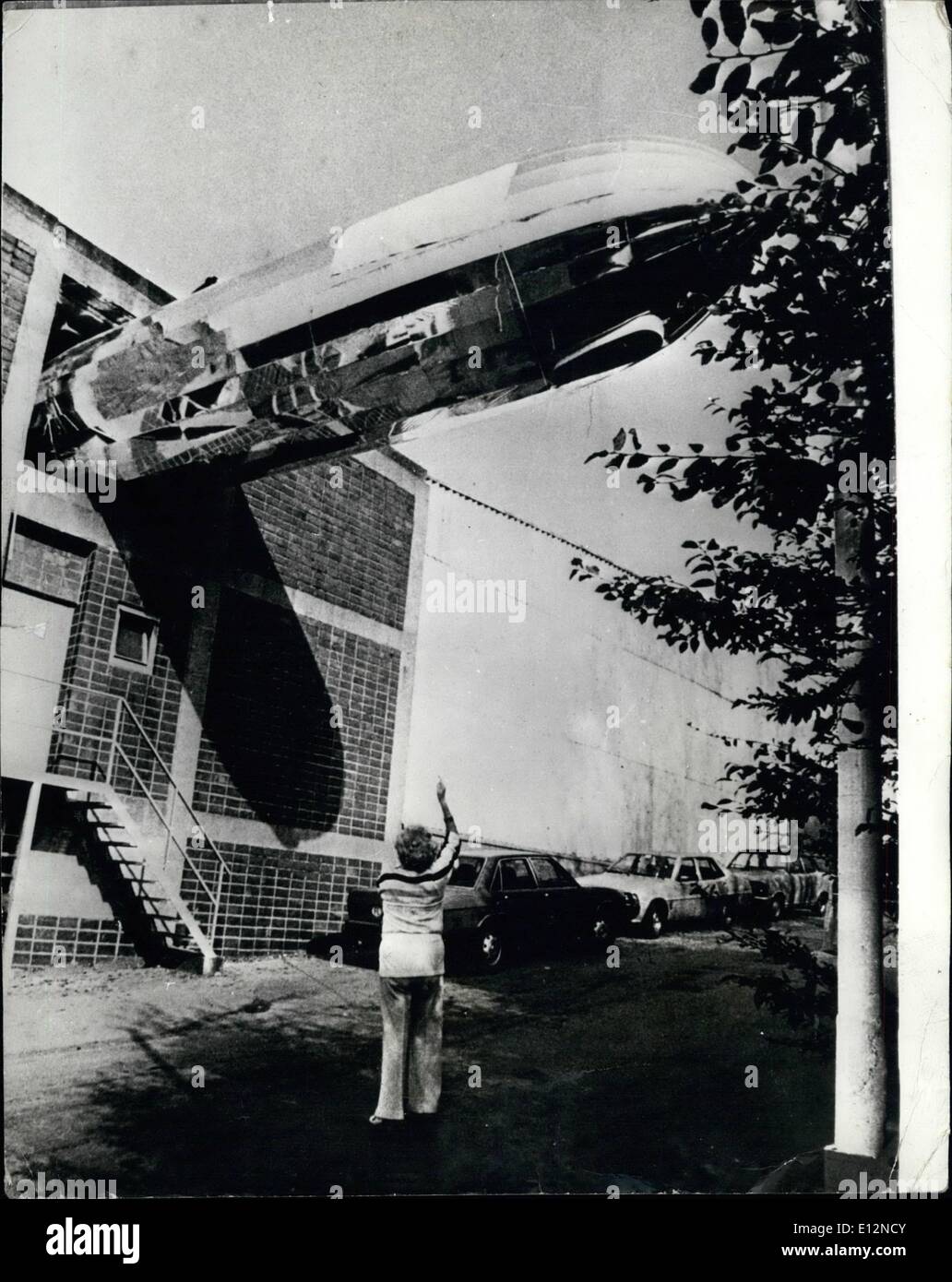 24 février 2012 - qu'une manière de lancer un dirigeable : Comme ce 12 mètres de long ''Zeppelin'' a été entièrement construit dans le cinfines Westfalehalle d'un bâtiment à Dortmund, en Allemagne de l'Ouest, la seule façon de le sortir et dans l'air a été par la fenêtre. Ce dirigeable a été construit par 76 ans pensionné Eduard Kruger. Il a passé 10 ans à un coût de 5000-DM. Le ''Zeppelin'' est recouverte d'une feuille d'argent et c'est propulsé par deux moteurs et il peut être contrôlé à distance. Son premier vol était sur le Westfalen Stadium. Banque D'Images