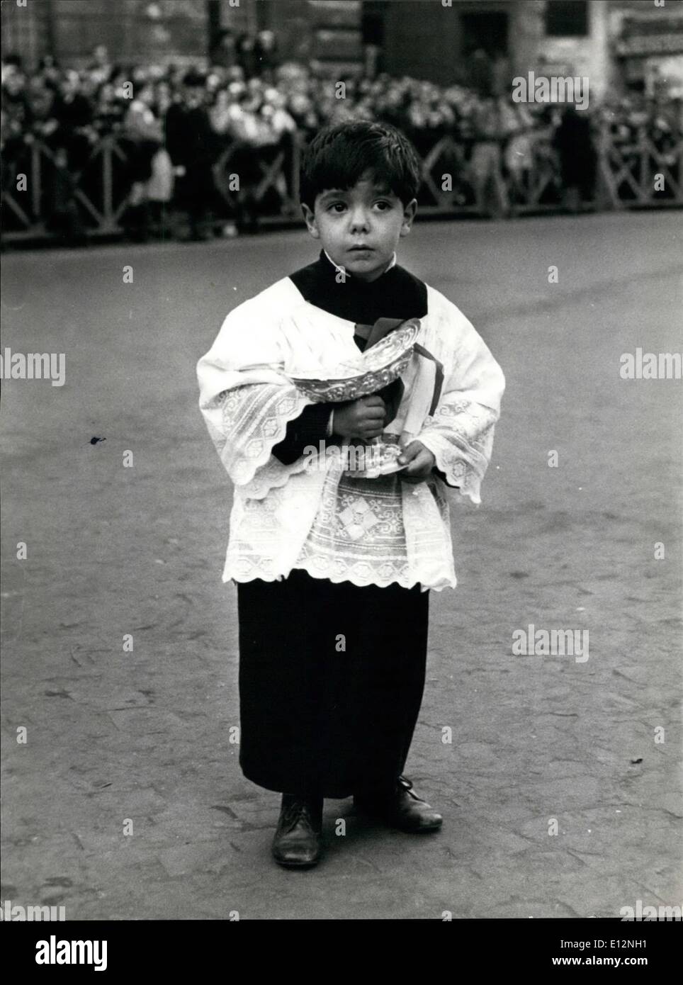 24 février 2012 - Rome, 9 décembre 1964. Deux générations à Piazza di Spagna. Hier, lors de la cérémonie annuelle de la fête de l'Immaculée Conception d'un enfant de 3 ans jolie choir boy suivi la procession de la Statue de la Vierge Marie à Piazza di Spagna. Il a été étonné par les photographies clignote et juste debout sur la Place avec son joli visage demande un tel succès ! OPS : Francesco Ritrovato, 3, dans le carré. Banque D'Images