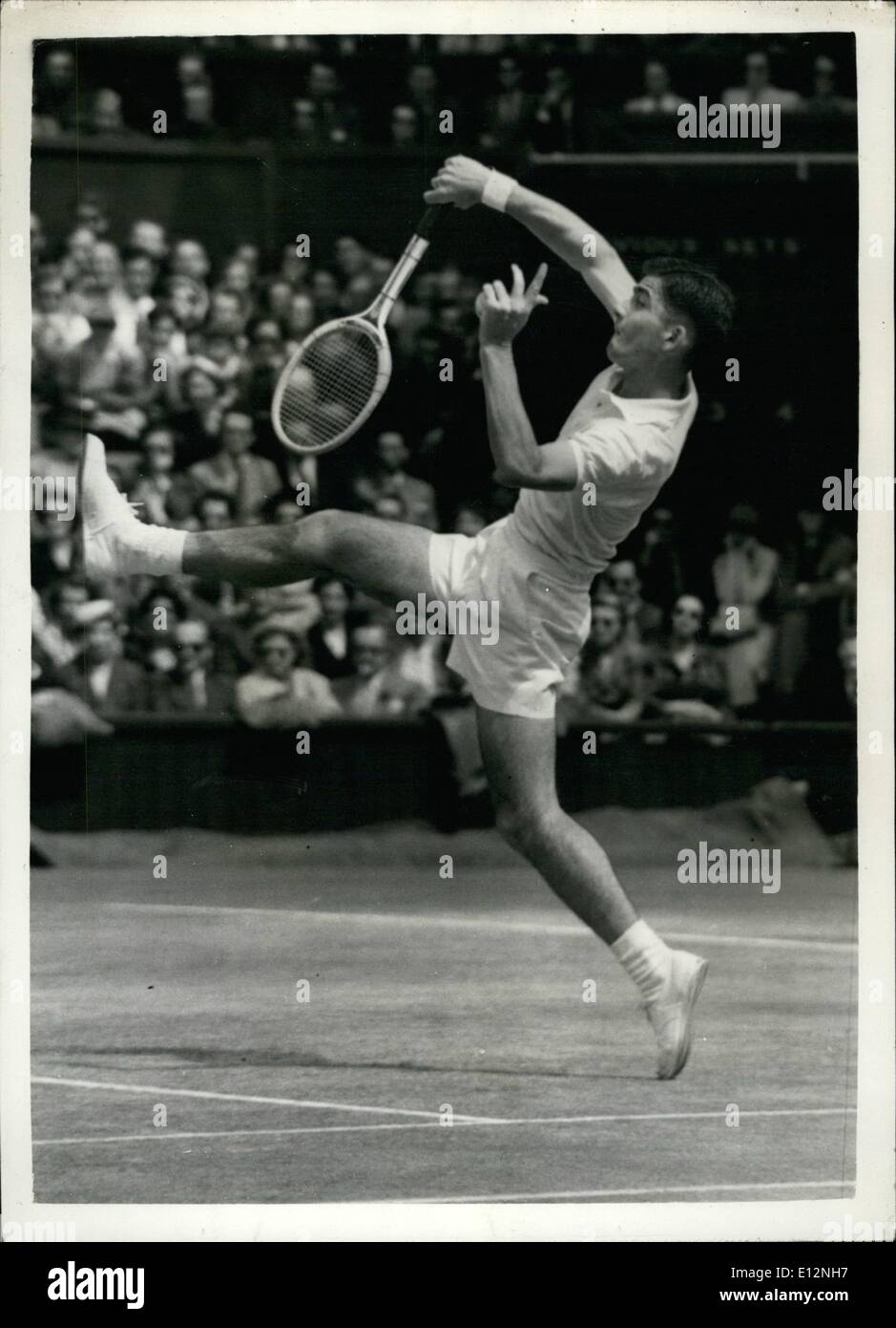 24 février 2012 - Jaroslav Drobny remporte le simple masculin... Victoire populaire à Wimbledon trente deux ans Jaroslav Drobny la République tchèque tennis né début qui joue pour l'Egypte - cet après-midi, a remporté le titre masculin à Wimbledon en battant Ken Rosewall l 19 ans 13-11 australienne;4 à 6;6-2;9-7 ;... C'était la troisième fois que Drobny avait atteint la finale à Wimbledon - mais la première fois qu'il avait réussi à gagner le titre... Photo : Keystone montre Ken Rosewall en jeu au cours de son grand match quand il a été battu par Drobny à Wimbledon cet après-midi. Banque D'Images