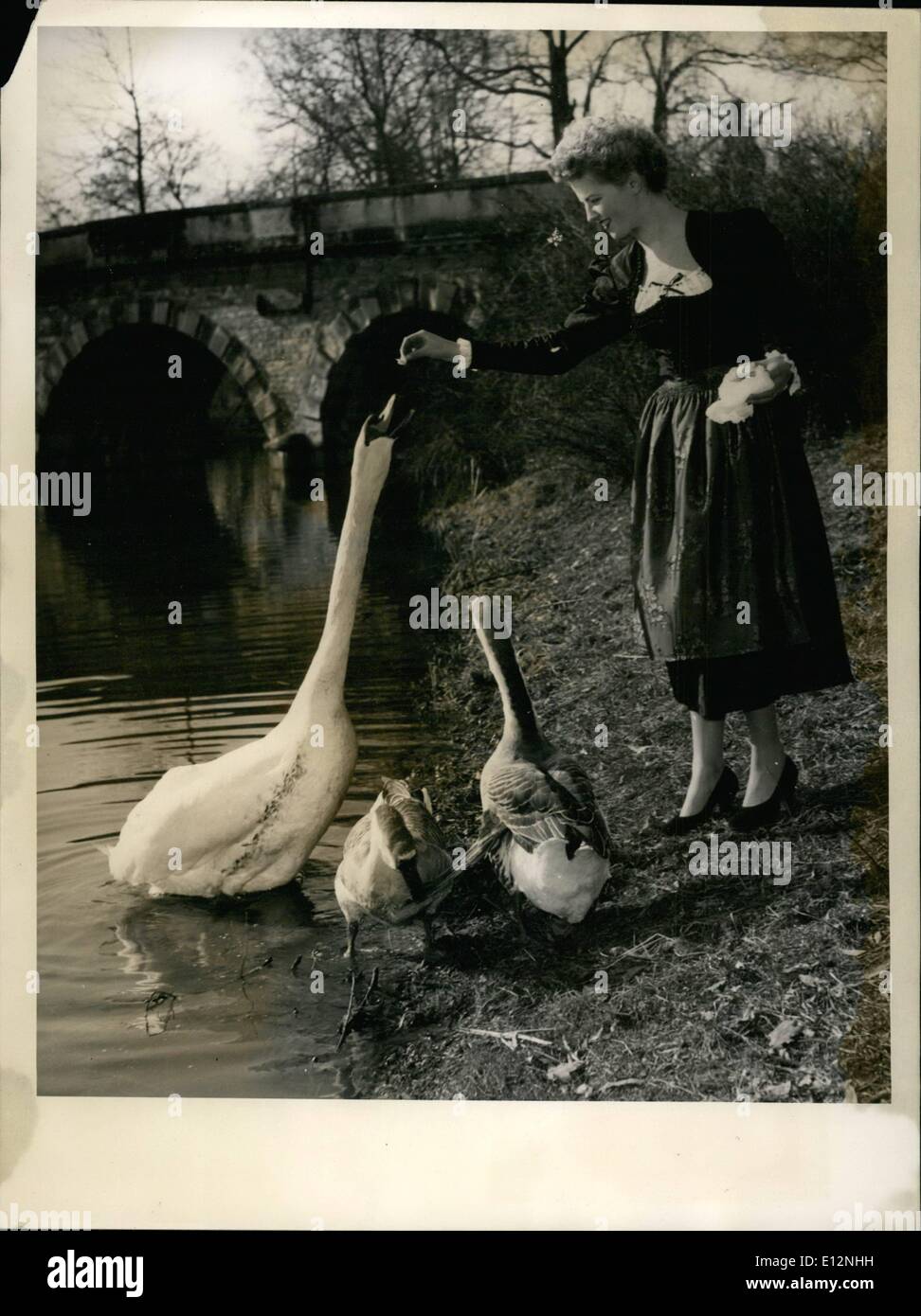 24 février 2012 - C'est la robe de Dirndl jamais à jour : la forme de ce qui a été mis au point des bavaroises et autrichiennes le vieux Banque D'Images