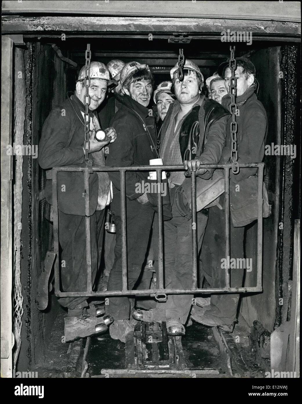 24 février 2012 - 16 mineurs attendent leur tour pour descendre dans l'ascenseur du Lady Windsor Colliery, Ynysybwl, au Pays de Galles. L'affrontement se poursuit. La menace pour la Grande-Bretagne d'alimentation du posés par le conflit entre les mineurs et le gouvernement continue, avec le la plupart des pays qui travaillent une semaine de trois jours. L'interdiction des heures supplémentaires imposées par les syndicats de mineurs est d'avoir un effet désastreux et a poussé le taux de chômage à un niveau astronomique. Ces photos ont été prises à l'Ynysybwl dame la mine de Windsor, dans le sud du Pays de Galles, récemment. Banque D'Images