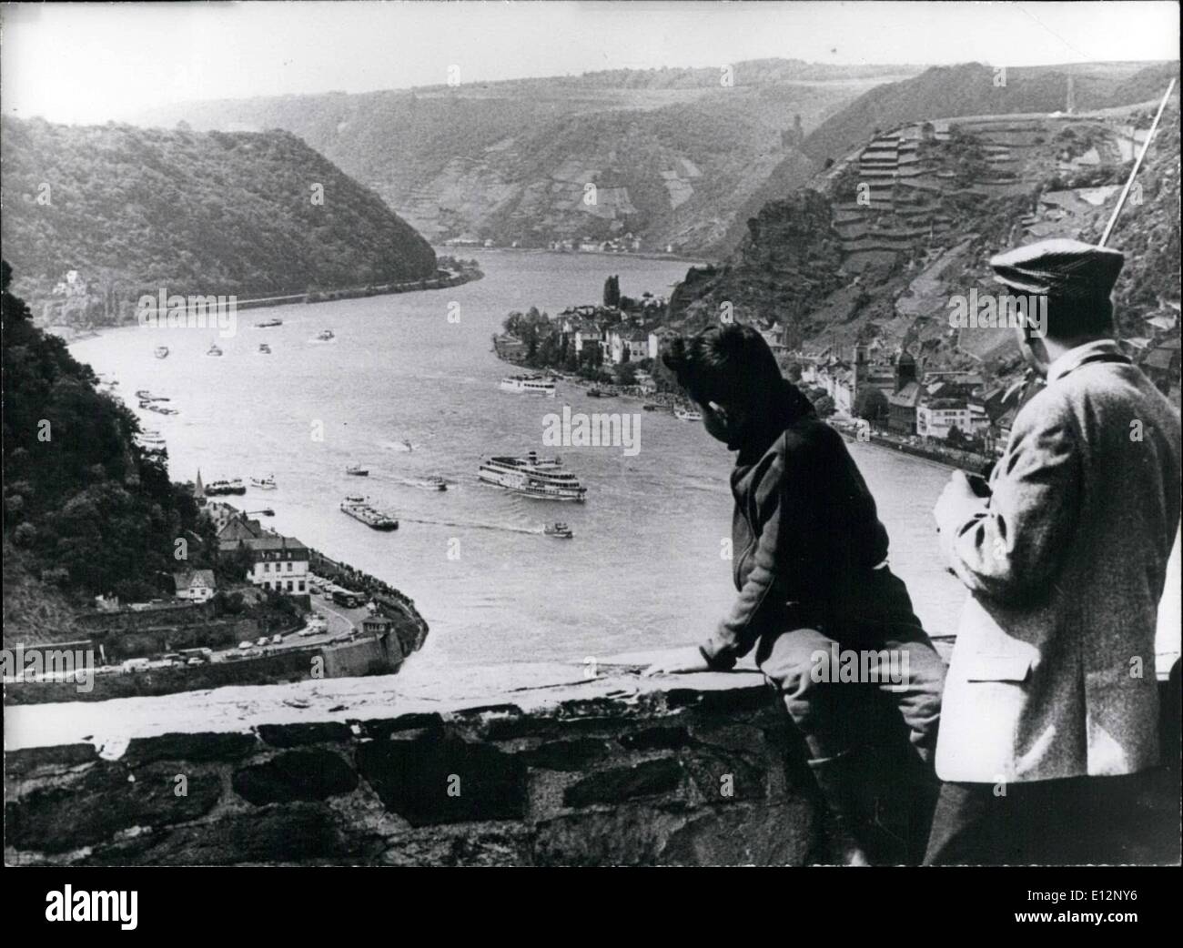 24 février 2012 - Rhine a encore grand tirage touristiques Loreley : des centaines de milliers de touristes du monde entier visitent le Rhin's célèbre Loreley falaise chaque année. Photo montre deux d'entre eux prenant un regard panoramique au sommet de la pierre massive, Lorelei, qui a fait l'objet de légendes célèbre, qui a fait l'objet de légendes et de poèmes célèbres. Au xviiie siècle, l'écrivain allemand Clemens von Bretano dit la saga de la belle sirène du Rhin, qui s'est assis et a chanté au sommet de la falaise tout en peignant ses cheveux d'or, attirant l'attention des marins les obligeant à planter leurs navires contre les Lorelley Banque D'Images
