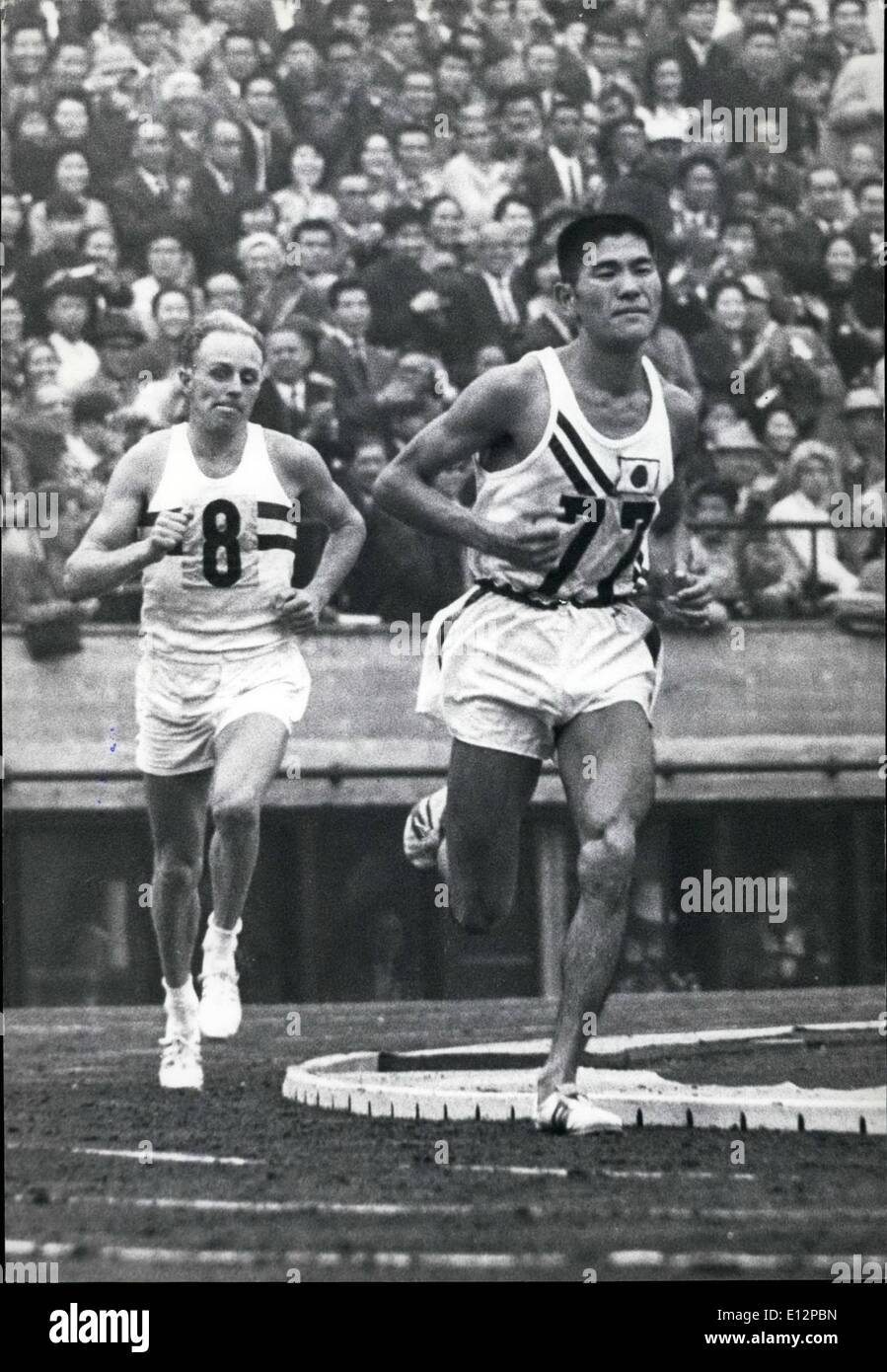 24 février 2012 - Marathon Olympique olympique se suicider. Kokichi Tsuburaya, 27 ans, gagnant bronze marathon olympique dans le Jeux Olympiques de Tokyo en 1964, s'est suicidé dans le dortoir des officiers des Forces d'Autodéfense du sol, Tokyo. Il avait été souffert de la hernie et le tendon d'achille et l'opération récupération de son pied droit n'a pas progressé de façon satisfaisante. Il s'est tué en coupant sa carotide avec une lame de rasoir. Photo montre : Kokichi Tsuburaya, 27, qui est entré dans le stade National à la suite d'Abebe Bikila l'Éthiopie à l'événement marathon olympique de 1964 à Tokyo. Banque D'Images