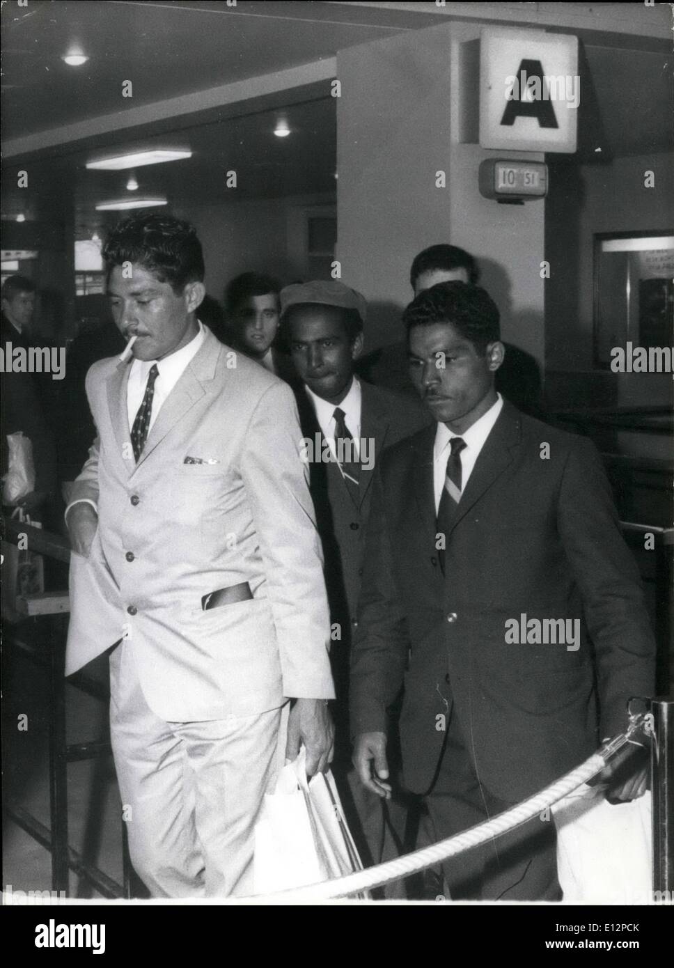 24 février 2012 - les camarades de Guevara passer par Paris en route vers Cuba. Che Guevara's last camarades qui se sont battus avec lui en Bolivie et, plus tard, s'est réfugié au Chili sont passés par Paris sur le chemin de Cuba. OPS : Guevara camarades Harry Villegas, Leonardo Tamayo et Daniel Alacron photographié à l'aéroport du Bourget ce matin. 4/68 fév. Banque D'Images