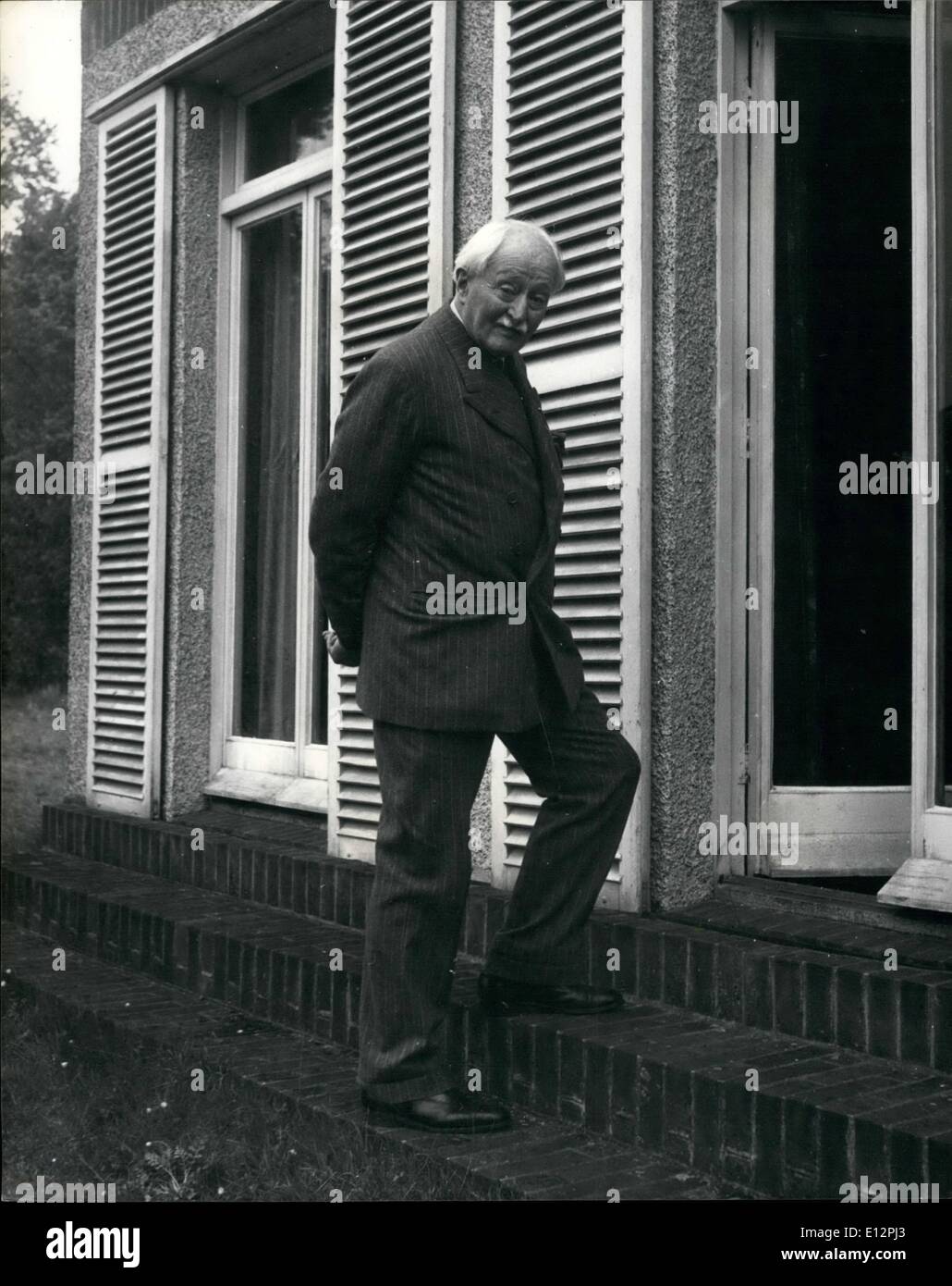 24 février 2012 - à la maison avec le Poster officiel du Parlement dans sa dix-huitième entendre : 80 Maintenant, et ce n'est que récemment remis de la maladie, il est bon de voir une fois de plus la photo du Dr John Masefiedld , om. l'ouest, et d'avoir des lauréats road son poème de bienvenue, écrit pour célébrer le retour de sa majesté. Burcote à Brook, près d'abingdon, où il a vécu pendant de longues années, le Dr Masefiedl, est toujours actif dans la chambre et sur le jardin et prendre soin de sa bibliothèque de livres, de travailler sur son hobby de peinture de navires, qui fréquentent le jardin d'arbustes, et faisant partie de l'écriture Banque D'Images