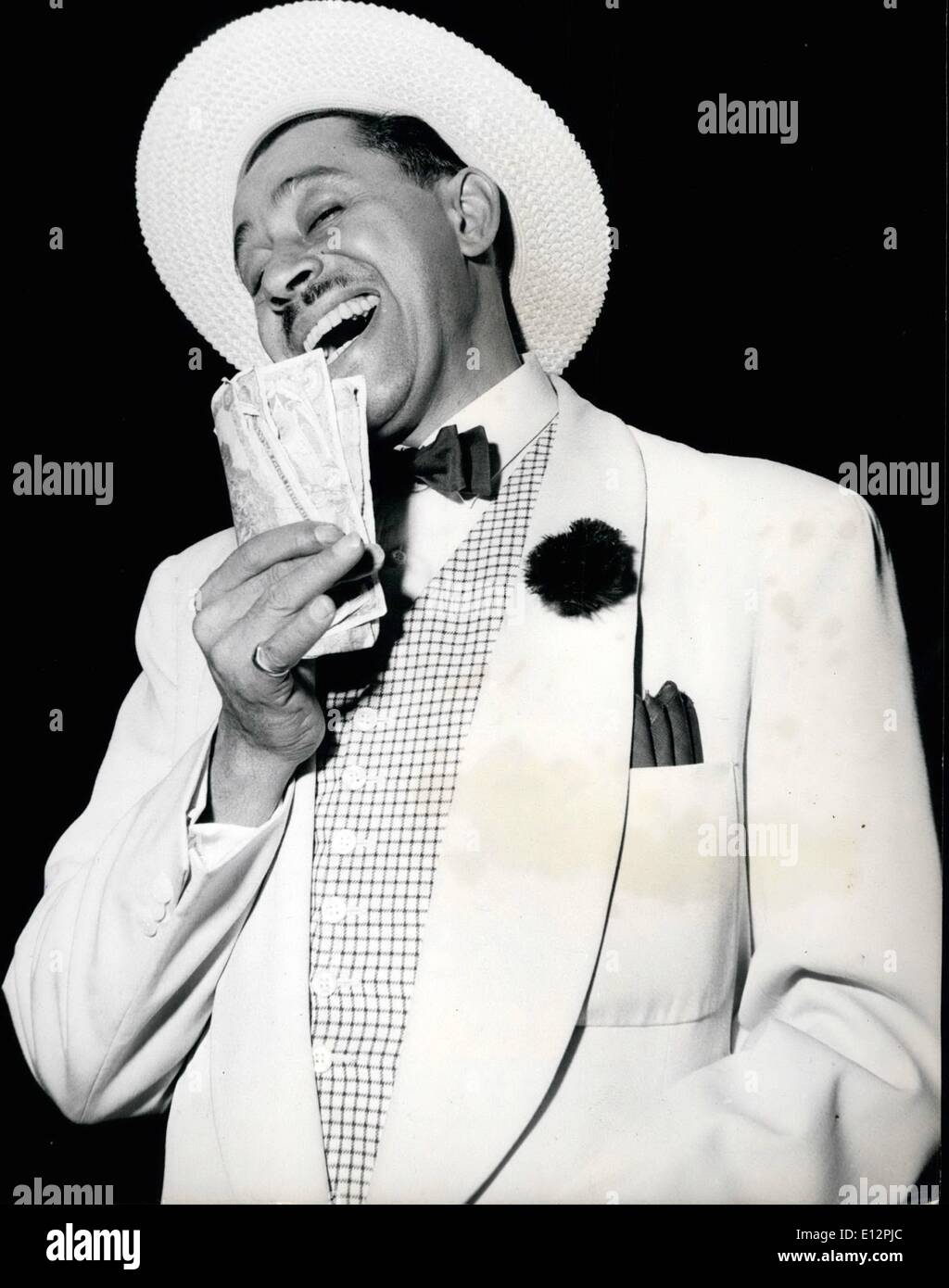 24 février 2012 - Cab Calloway, comme Sporton' Life, un joueur et un colporteur de dope qui persuade Bess d'aller à New York et de profiter de la haute vie de Harlem.Le porgy and Bess l'Opéra ethnique arrive à Londres.L'opéra populaire classique de Porgy and Bess George Gershwin, qui traite de l'ethnie américaine, est maintenant arrivé au Stoll Theatre de Londres et est interprété par un casting entièrement ethnique.L'histoire est simple et émouvante.Porgy, mendiant de Charleston paralysé qui fait ses rounds en charrette de chèvre, gagne le cœur de Bess, une femme des rues après la disparition de son amant, Crown, un meurtrier Banque D'Images