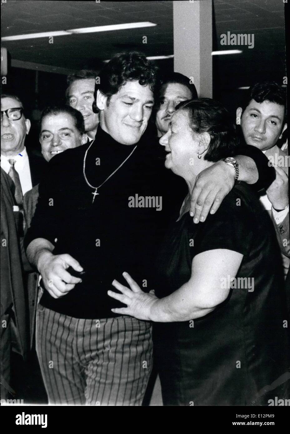 24 février 2012 - La fin tragique d'un boxeur argentin dans United States. Buenos Aires, 25 mai 1976. C'est Oscar Natalio Bonavena, l'un des boxeurs de l'Argentine en lui montrant une photo récente après le retour d'un de ses matches et le montrant avec sa mère toujours aussi fier de son fils. Et maintenant, tout est terminé en raison de la fait. Bonavena était assasinated près de Reno, Nevada en vertu de gangster des circonstances similaires. - Bonavena était le 7e rang au monde boxer catégorie. Banque D'Images