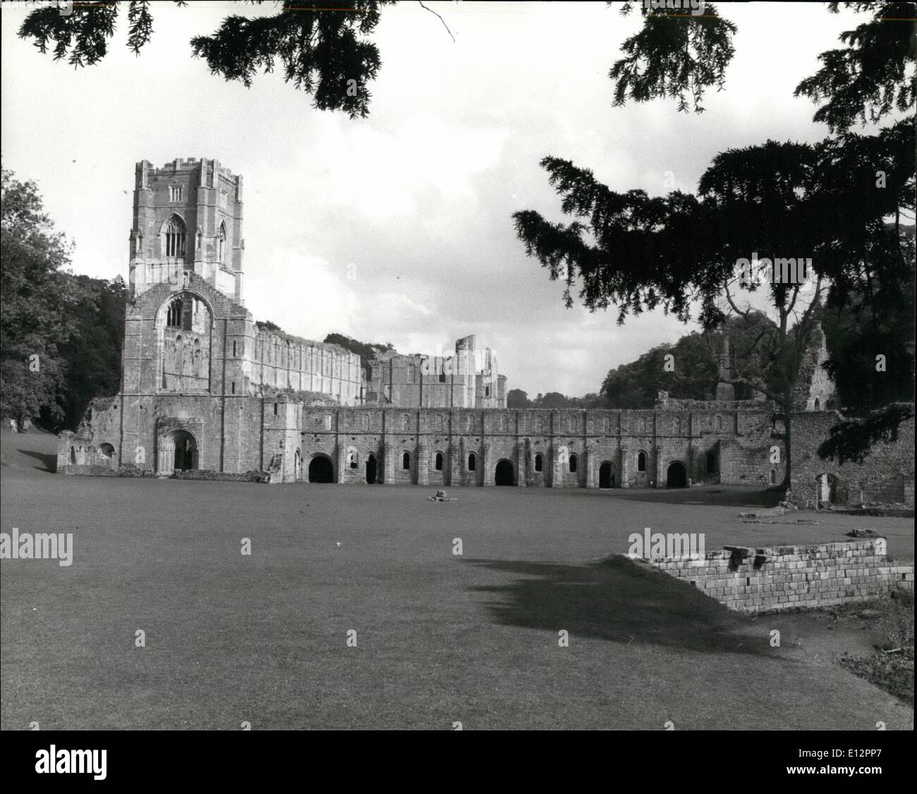 24 février 2012 - L'abbaye de Fountains : Une fois la maison cistercienne plus riches en Grande-Bretagne le cloître construit au 12ème siècle est en ruines aujourd'hui. Un endroit très apprécié des touristes dans le West Riding of Yorkshire. Banque D'Images