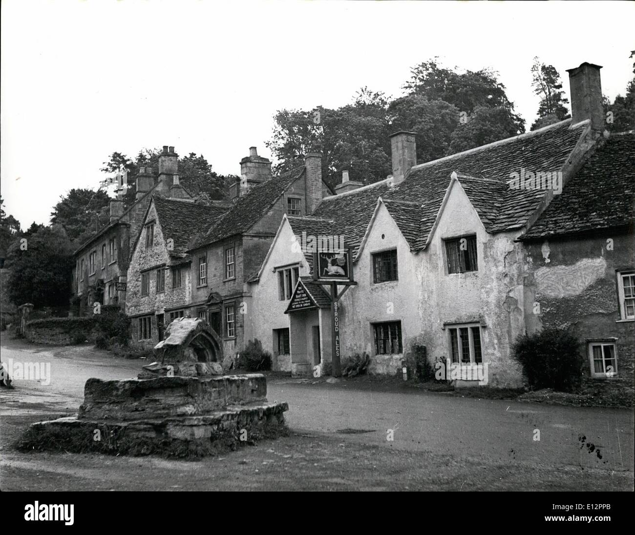 24 février 2012 - Le Village Inn : The White Hart Inn dans Château Combs, avec au premier plan les anciennes Étapes de montage. Banque D'Images