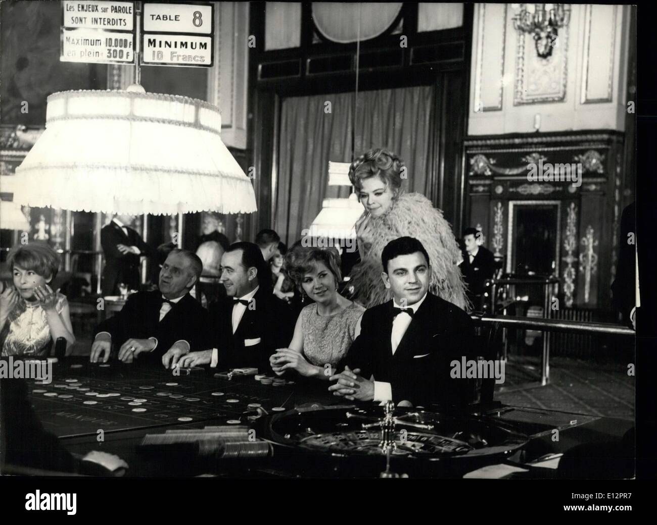 24 février 2012 - Suzannah York, Warren Beaty Co-Star dans ''Kaleidoscope''- Leslie Caron rend visite : Suzannah York et Warren Beaty sont les deux acteurs stars jouant dans Kaléidoscope'' un film maintenant dans la décision sur la Riviera française.Une séquence du film a été faite dans les salles de jeu du Casino de Monte Carlo.Suzannah York (debout) regarder le jeu au Casino de Monte Carlo. Banque D'Images