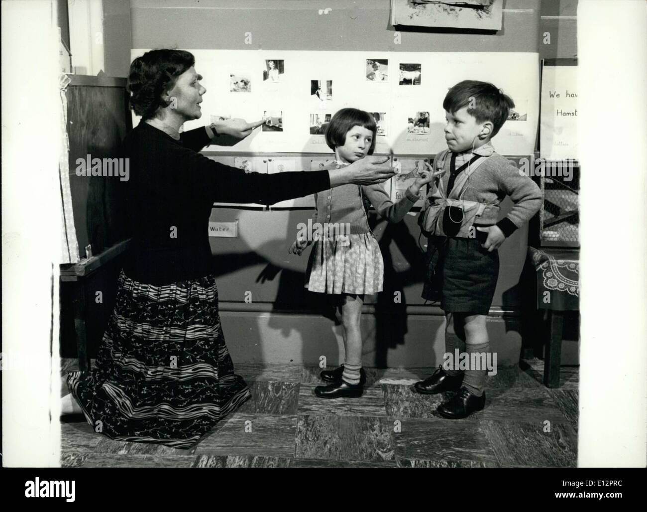 24 février 2012 - La lutte pour rendre les sourds utilisent leur voix:Rien n'aide un enfant à parler plus de voir des photos des parents. Enseigner Hazel Hodges utilise des photos de famille sur le mur de la salle de classe comme une incitation. Sans cette application constante les enfants continuent de parler à des signes et ne jamais utiliser la voix qu'ils ne peuvent pas entendre. Banque D'Images