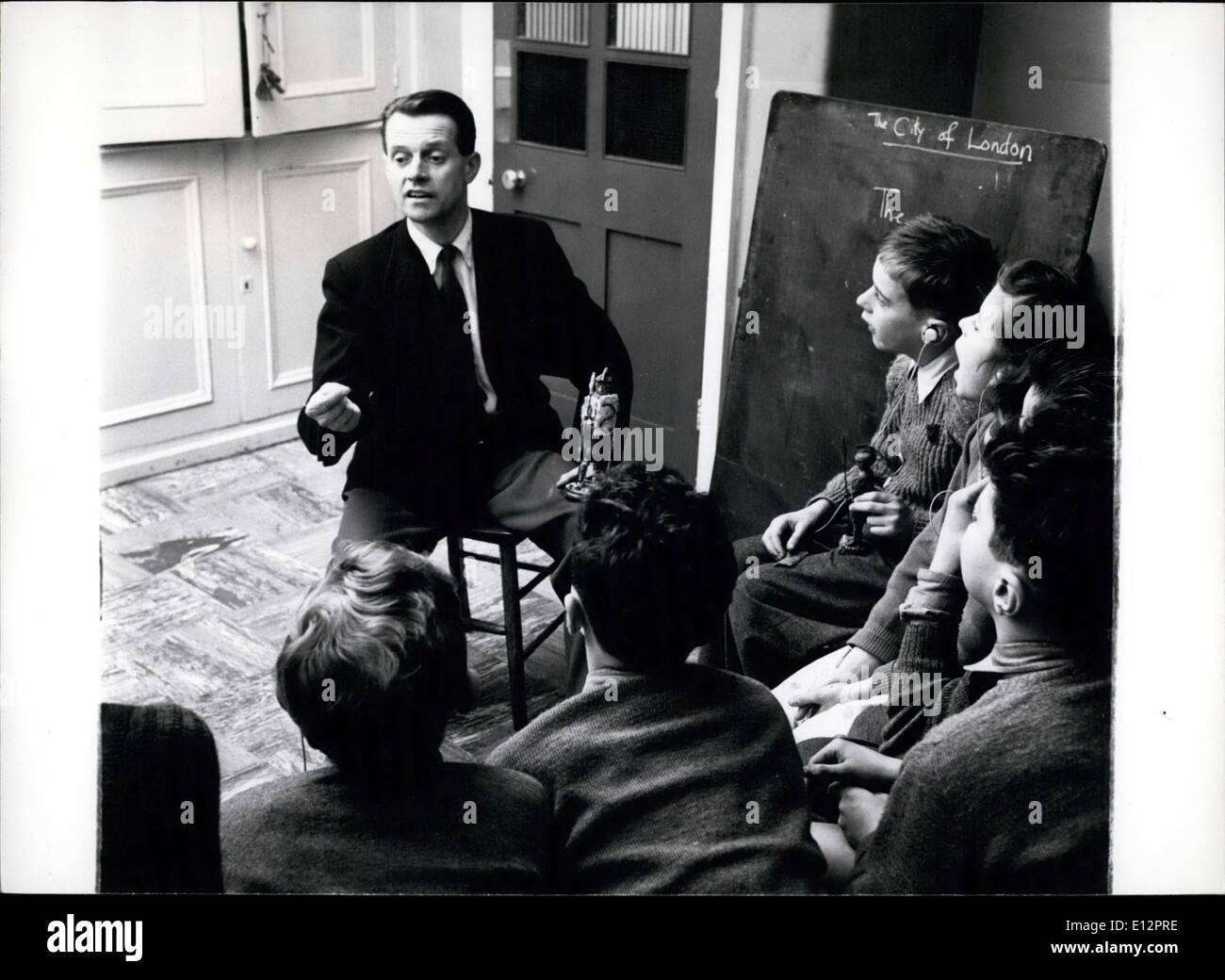 24 février 2012 - Dennis Uttley utilise des modèles pour enseigner l'histoire de sourds. : Dans le Old Kent Road School for the Deaf, Dennis Uttle Banque D'Images