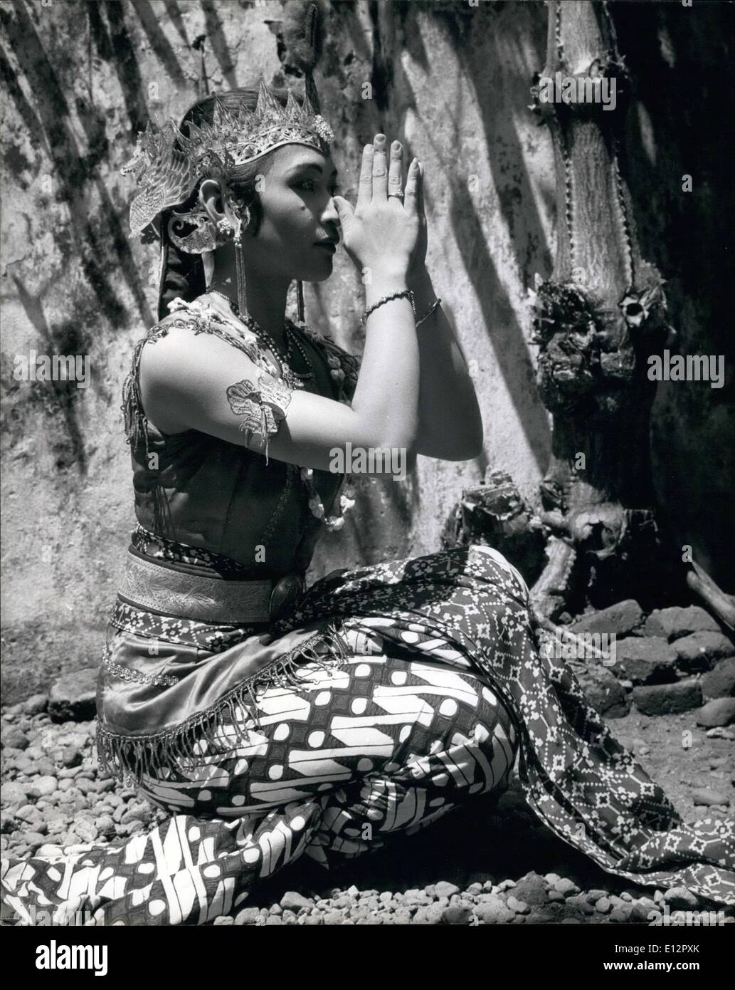 25 février 2012 - dans le Gardon de l'École de danse Princesse Royale javanaise effectue la danse traditionnelle : Princess Siti Wahjoem commence une danse dans le jardin à côté du palais ou le Sultan de Solo, décore avec des plantes tropicales, des vases chinois et de couleur sont des cages en osier chant des oiseaux c'est un travail lent, digne de la danse symbolique au cours de laquelle le danseur fidèlement les prières, les offrandes, le bercer un bébé, faites une promenade, le peignage des cheveux (toilettes ) etc. Banque D'Images