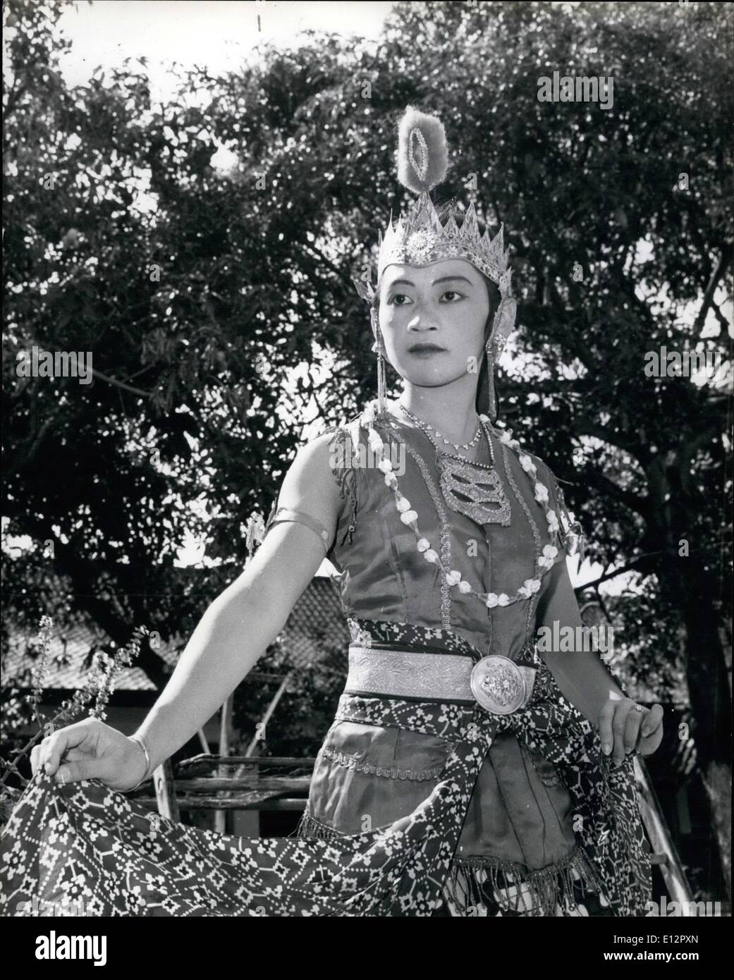 25 février 2012 - Dans le jardin de l'École de danse, Royal Princess javanais effectue la danse traditionnelle : Princess Siti Wahjoem commence une danse dans le jardin à côté du palais du Sultan de Solo, décoré avec des plantes tropicales, des vases chinois et cages en osier de couleur de chant des oiseaux. C'est une lente danse symbolique digne au cours de laquelle le danseur fidèlement les prières, les offrandes, le bercer un bébé, faites une promenade, le peignage des cheveux (toilettes) etc. Banque D'Images