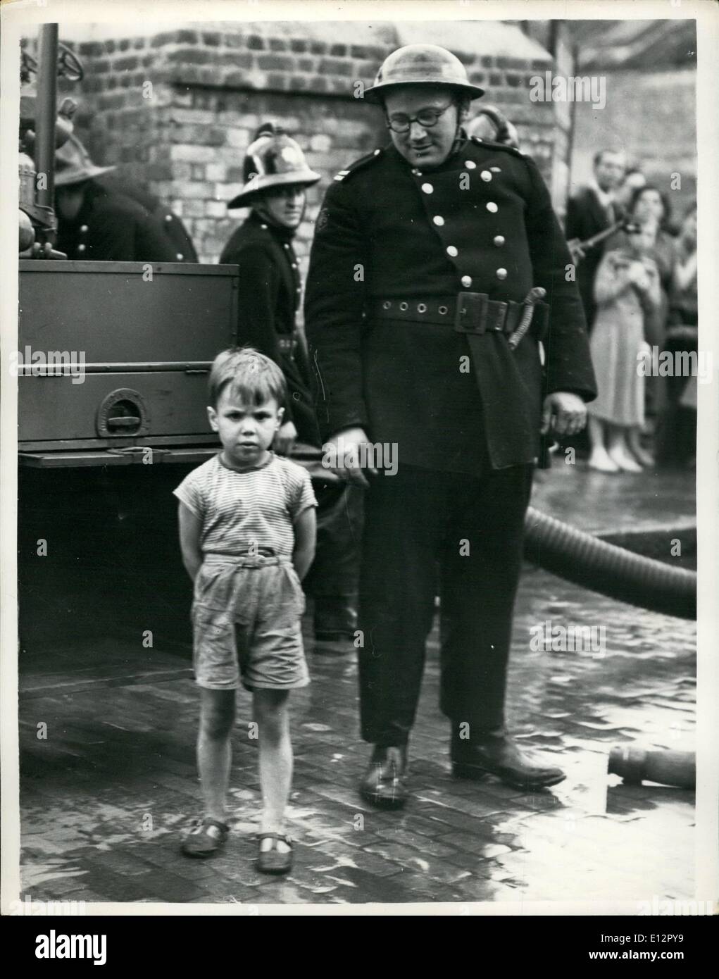 25 février 2012 - Les pompiers et police recherche réservoir d'eau statique pendant six ans et il est assis à les regarder. La scène se passe dans un réservoir d'eau statique dans un coin de chapelle blanche, six ans Malcolm Norbury est manquant. Et, en fonction de leurs camarades de jeu, il a été vu pour la dernière fois dans le réservoir. Dans l'eau passe une escouade de pompiers et police. La mère de Malcolm soudainement repère un visage familier parmi la foule c'était Malcolm, calmement assis, regardant les chercheurs au travail. Photo : Keystone montre ici, c'est Malcolm après sa redécouverte, lorsqu'il n'était pas perdue. Il a dit qu'il est sorti de l'aquarium lui-même. Juste comme ça. Banque D'Images