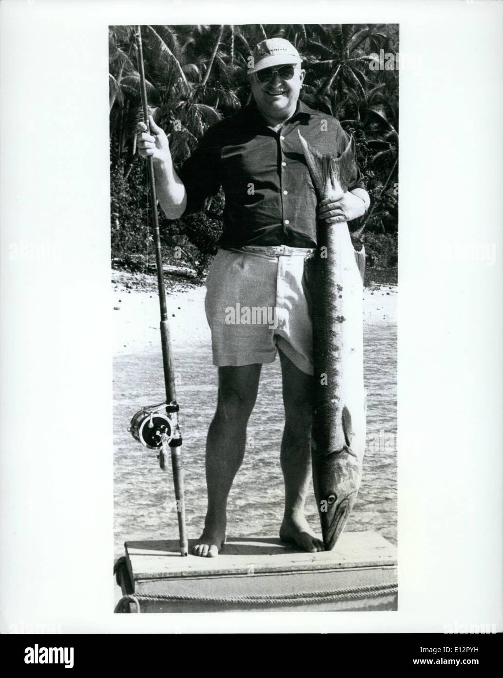 25 février 2012 - Bon Départ - -Jim Richards, Boston, Mass., a décidé de tenter sa chance dans la pêche aux îles Fidji. Sur Yanuca Island, à environ 30 km de Suva, il est venu avec ce beau barracuda, connu sous le nom de Ogo aux Fidjiens. Banque D'Images
