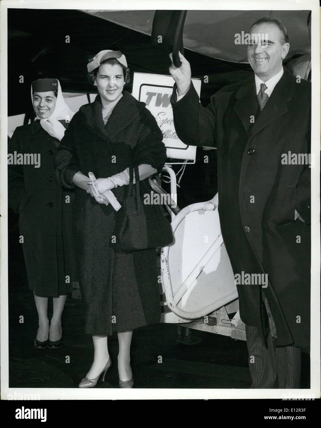 24 février 2012 - L'aéroport Idlewild, N.Y. le 10 novembre - Le Premier ministre Karamanlis Konstantine de Grèce est arrivé ici cet après-midi via Trans World Airlines d'Athènes. Il était accompagné de son épouse et une délégation de trois adjoints. M. Karamanlis dirigera la Grèce Délégation de l'ONU dans une liberté chypriote par moyens. Le premier ministre a annoncé cette arrivée en ces termes : ''Je suis ici pour plaider la cause de la liberté d'un million et demi de mes compatriotes vivant à Chypre. Banque D'Images