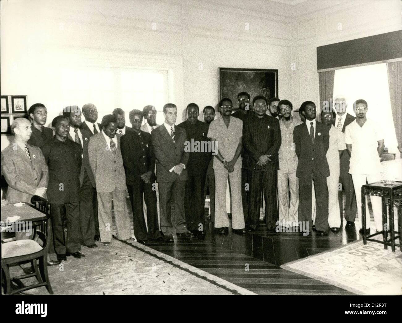 24 février 2012 - La joie et l'enthousiasme ont marqué l'investiture du gouvernement transitoire à Luanda. C'est avec ces mots que le peuple angolais et portugais ont déclaré appuyer sur cette importante journée qui annonce déjà l'indépendance des anges. selon les dernières nouvelles cette joie devrait avoir été ternie par des incidents sanglants à Luanda le matin du 3, 1975 Bourse. jusqu'à ce que d'autres actualités plus d'explications. Une photo du gouvernement transitoire, tous les membres présents. une photo de soldats, Portugais, MPLA, l'UNITA et le FNLA, , dans la ville de Luanda. Banque D'Images
