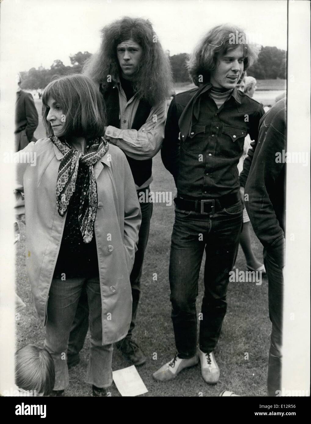 25 février 2012 - Le premier concert pop qui aura lieu à Hyde Park. Une foule estimée à environ 7 000, se sont réunis à Hyde Park aujourd'hui pour écouter un concert donné par certains groupes de pop bien connu. C'est la première fois que des groupes pop ont été autorisés à donner un concert dans le Parc Royal. Photo montre : certains des types aux cheveux longs qui écoutaient le concert pop de l'Hyde Park aujourd'hui. Banque D'Images