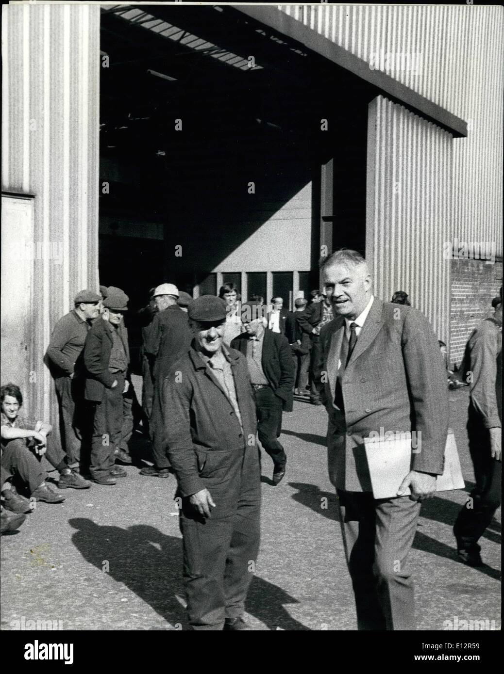 25 février 2012 - La ''Autres'' Clyde shipbuilders : il peut être difficilement être un homme ou une femme en Grande-Bretagne aujourd'hui qui n'est pas au courant de les hauts et les bas d'Ecosse de la Clyde Ship Builders. Tous les jours, à travers les médias de la presse, de la radio et de la télévision, le sage se poursuit. Mais pendant ce temps, à seulement quelques kilomètres de là, l'animation et l'expansion des chantiers de l'immeuble inférieur sont Clyde géant avec succès les navires. La plus évidente est le symbole de réussite énorme grue conduite à cheval en construction à moindre Clyde's Scott Lithgow yard Banque D'Images