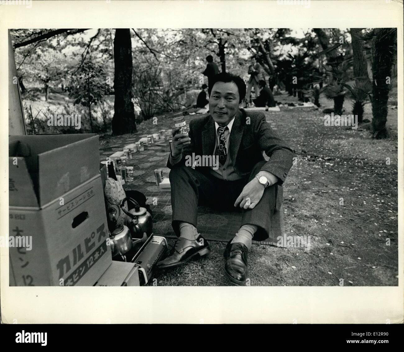 24 février 2012 - Une fois -a -d'un homme d'affaires de l'année outiny à cherry slossom temps près de osaker, Japon. s Banque D'Images