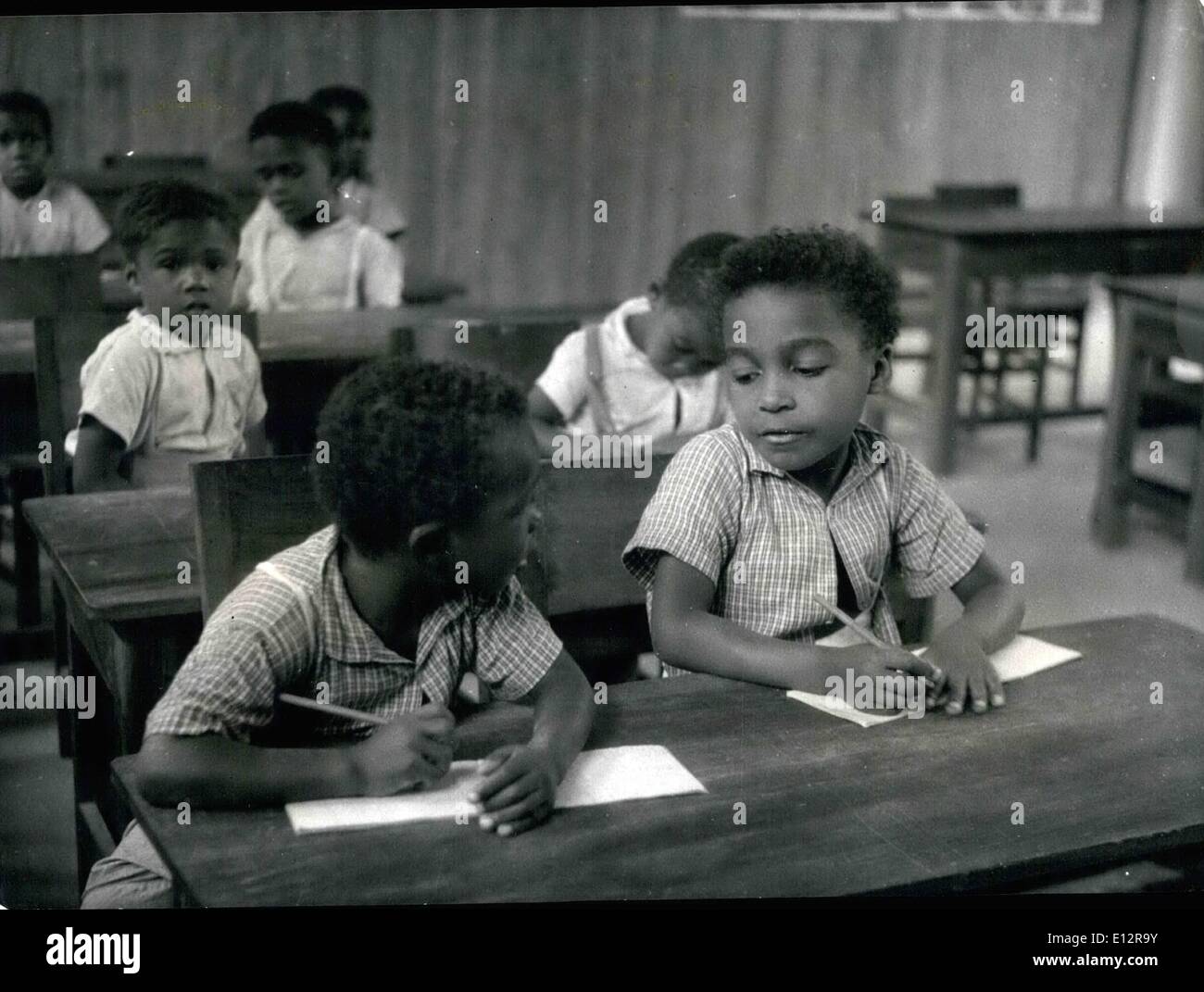 24 février 2012 - Les Seychelles les Seychelles, dans l'Océan Indien, ont été capture par un navire britannique en 1794, et ont finalement été attribué à la Grande-Bretagne en 1810. Par lettres patentes du 21 septembre 1903, ils ont été érigés en une colonie séparée. Il y a 92 îles, et la surface totale de la colonie, avec des dépendances est estimée à 156 milles carrés de 1/4. Bien que seulement 4 degrés au sud de l'Équateur, l'île sont en bonne santé. L'éducation est considéré comme de grande importance, il y a 28 R.C. et C. d'E. et les écoles primaires du gouvernement, et le gouvernement et technique accueil centres d'artisanat Banque D'Images