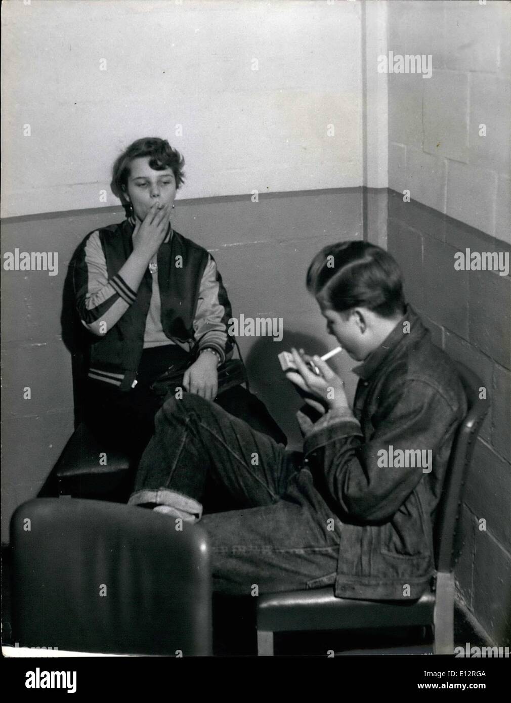 25 février 2012 - La plupart des élèves de l'aîné de la fumée, et voici deux adolescents ayant une cigarette tranquille après les cours. American Co-ed School ouvre Bushey Park : tout près de Hampton Court Palace quand Henry VIII se promenaient, les garçons et les filles du Nouveau Monde vont à l'école, ils sont des enfants de des militaires américains stationnés dans et autour de Londres et l'école se situe dans Bushey Park. Il y a us Central High School pour 210 enfants et une école primaire pour les huit premières années d'études. Les vingt cinq salles de classe, avec une salle à manger d'étudiants Banque D'Images