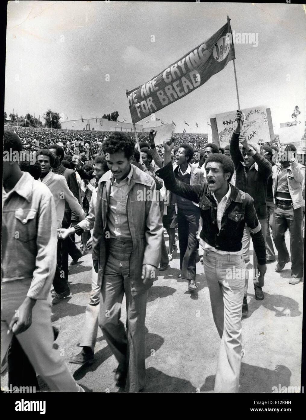 25 février 2012 - les étudiants de l'Éthiopie en criant des slogans anti-gouvernement militaire exerçant son placard ''nous réclament du pain'' et veulent des emplois à l'anniversaire de mars pour marquer le renversement de l'empereur. Les étudiants sont maintenant contre le gouvernement militaire et plusieurs centaines d'entre eux sont déjà en détention. Banque D'Images