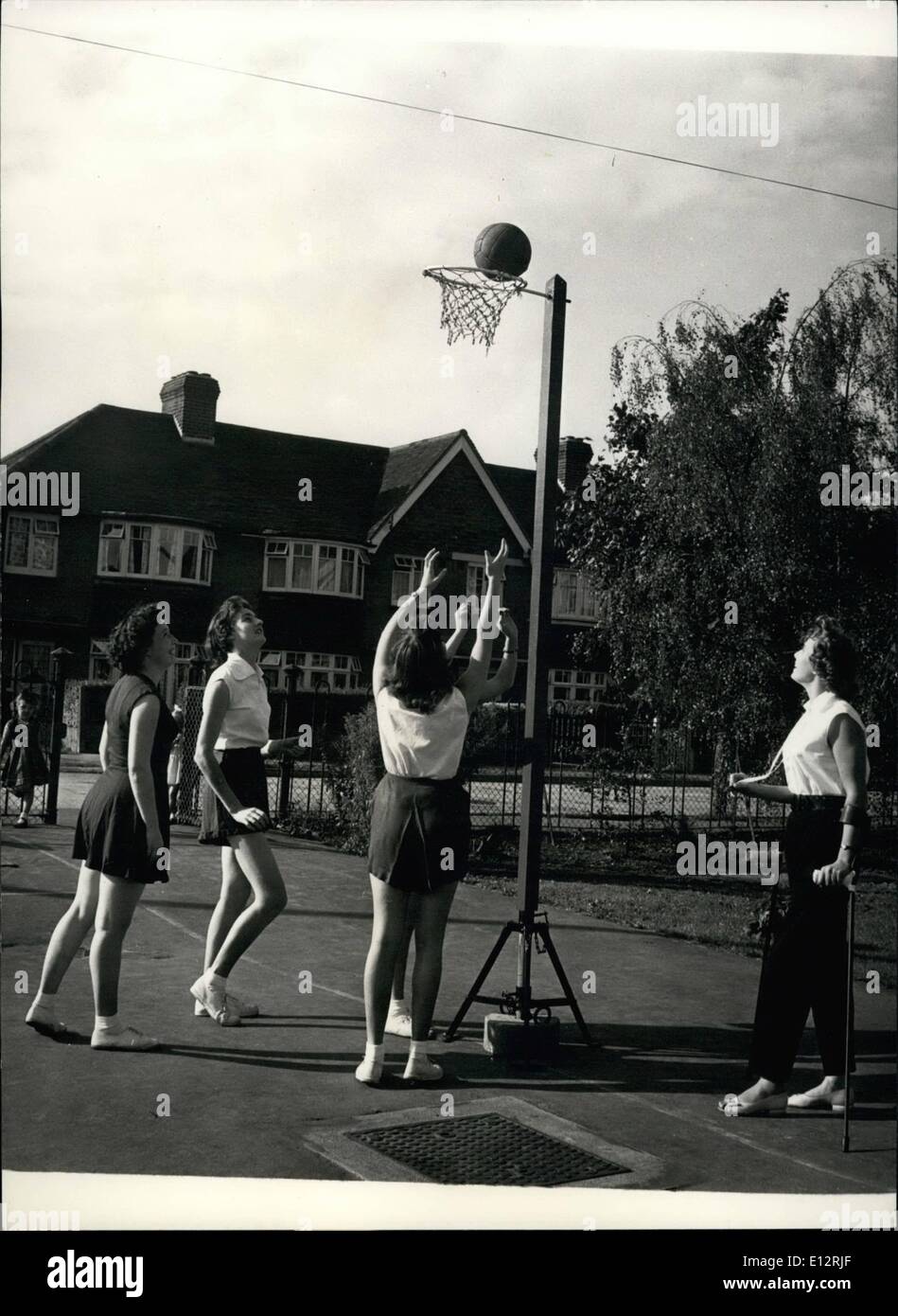 25 février 2012 - L'arbitre sur des béquilles : Mavis Jennings, le port de pantalon noir et à l'aide de béquilles, Managos à arbitrer un match de netball que peu de temps après l'hôpital d'amour. Un jour, elle est déterminée à obtenir dans la même un joueur. Banque D'Images