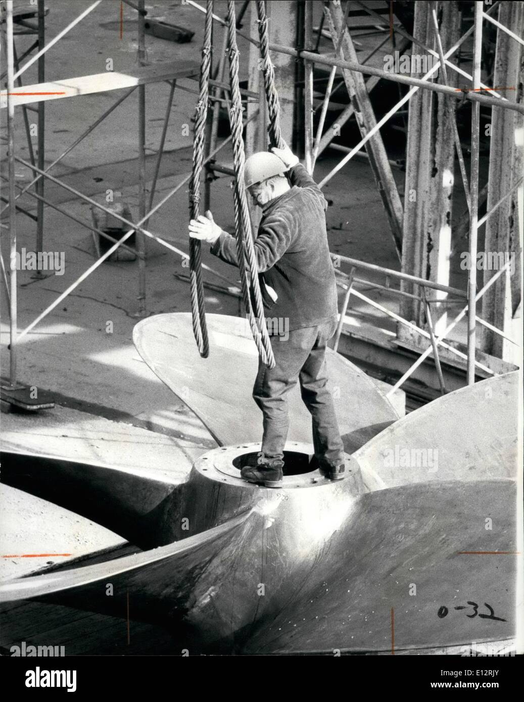25 février 2012 - L'Australie 1976 quais de la construction navale de l'État à Newcastle Ã¢â€" travailleur avec hélice énorme Banque D'Images