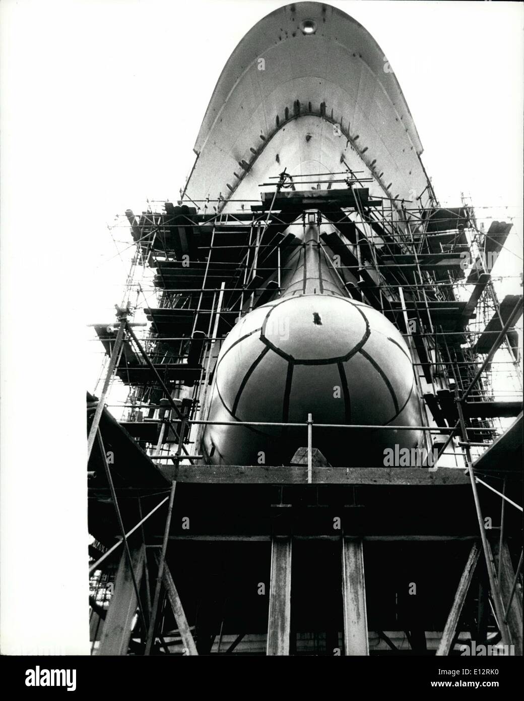 25 février 2012 - L'Australie 1976 quais de la construction navale de l'État à Newcastle Ã¢â€" travailleur avec hélice énorme à Banque D'Images