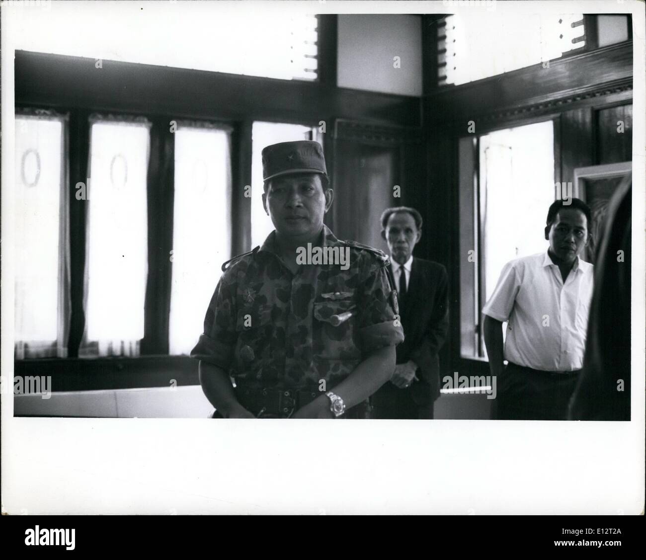 24 février 2012 - Les funérailles galoors -- Le général Suharto, récemment nommé chef d'état-major de l'Armée de terre en Indonésie, dans la maison de la Défense Banque D'Images