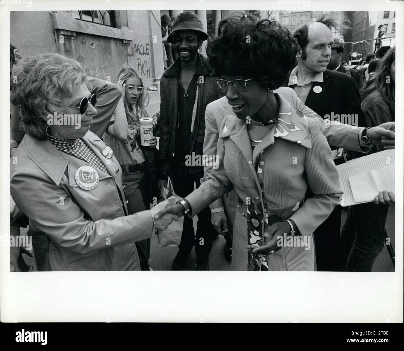 24 février 2012 - Shirley Chisholm à la démonstration d'avortement Femmes Lib, Union Square, NEW YORK, 6 mai 1972 manifestation contre l'abrogation de l'État de New York's Loi sur l'avortement. Women's Lib et autres organisations ont manifesté à Union Square avec pour la plupart des jeunes marcheurs femelle équipé d'une variété de panneaux, bannières et boutons, pour le maintien de New York à l'âge d'un an de la loi libérale sur l'avortement. 6 mai, 1972 Banque D'Images