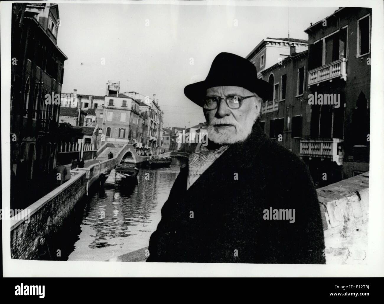 24 février 2012 - Quatre-vingt ans artiste choisi pour le portrait officiel du Pape : La Secrétaire d'État du Pape le Cardinal tardini a informé 80 ans peintre vénitien Felice-Cardinal que le pape Jean XXIII l'a choisi pour peindre le portrait officiel du Souverain Pontife, qui, par de longues traditions bever est suspendu jusqu'à sa mort, lorsqu'il trouve une place sur les murs de la chambre des successeurs. Le professeur CArera est né dans le Piémont- mais pendant de nombreuses années, a vécu à Venise et est un ''modernist''. Photo montre. Le Professeur Felice Riva 60. Banque D'Images