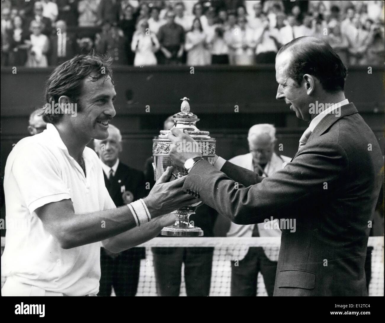 24 février 2012 - NEWCOMES GAGNER WIMBLEDON CHAMPIONSHIP PHOTO MONTRE : JOHN NEWCOMES Aust est vus recevant le trophée masculin Banque D'Images