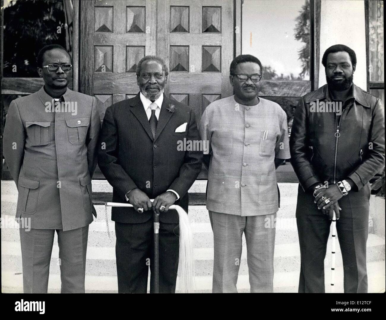 24 février 2012 - monté à la State House à Nakuru dans la vallée du Rift au Kenya et en vertu de la présidence du Général Président du Kenya Kenyatta, Angola's trois chef nationaliste confèrent à essayer de dégager les différences qui ont conduit à l'widerspread combats en Angola au cours des dernières semaines. Sur la photo (de gauche à droite) sont : Dr. Holden Roberto du FNLA, président ; M. Kenyatta du MPLA Agostinho Neto, et M. Jonas Savimbi de l'UNITA. Banque D'Images