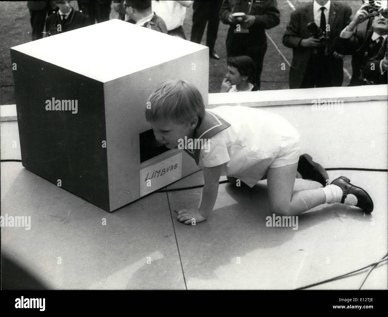 24 février 2012 - Chasse au trésor pour le prince Philip ? : Non, il n'est tout simplement participer à l'élaboration d'une loterie organisée à la grande fête qui a commémoré le 100e anniversaire de la fondation de la Croix-Rouge de Belgique au Heysel, près de Bruxelles. La famille royale et la Princesse les parents. Le Prince Albert et la Princesse Paola. ont assisté à la fête. Photo montre avec difficulté. Le prince Philip tire les numéros gagnants de la loterie. dans la station Heysel. Banque D'Images